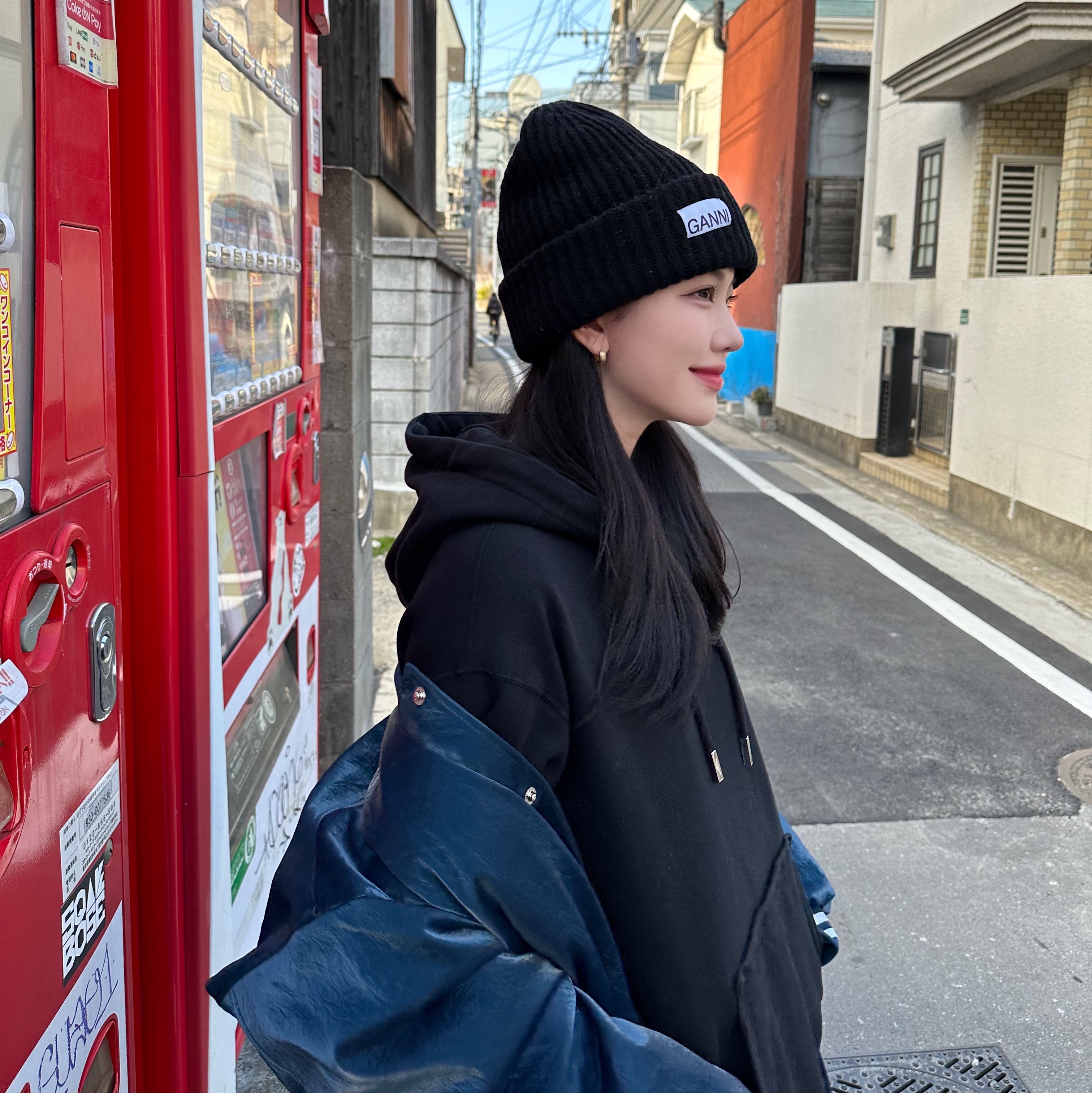 Wooyoungmi Cotton Pyramid Back Logo Hooded Sweatshirt Black - 23SS, Ganni Wool Beanie Black 착용 스타일 - 2