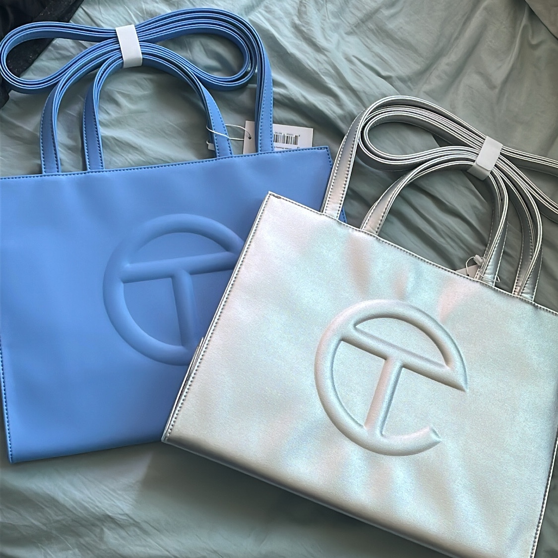 Telfar Medium Shopping Bag Cerulean, Telfar Medium Shopping Bag Silver 착용 스타일
