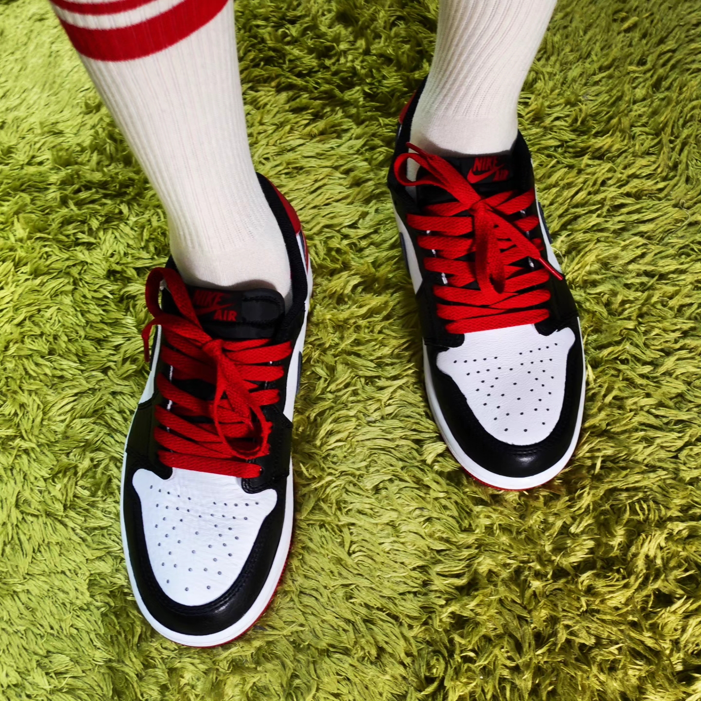 Jordan 1 Retro Low OG Black Toe 착용 스타일 - 4