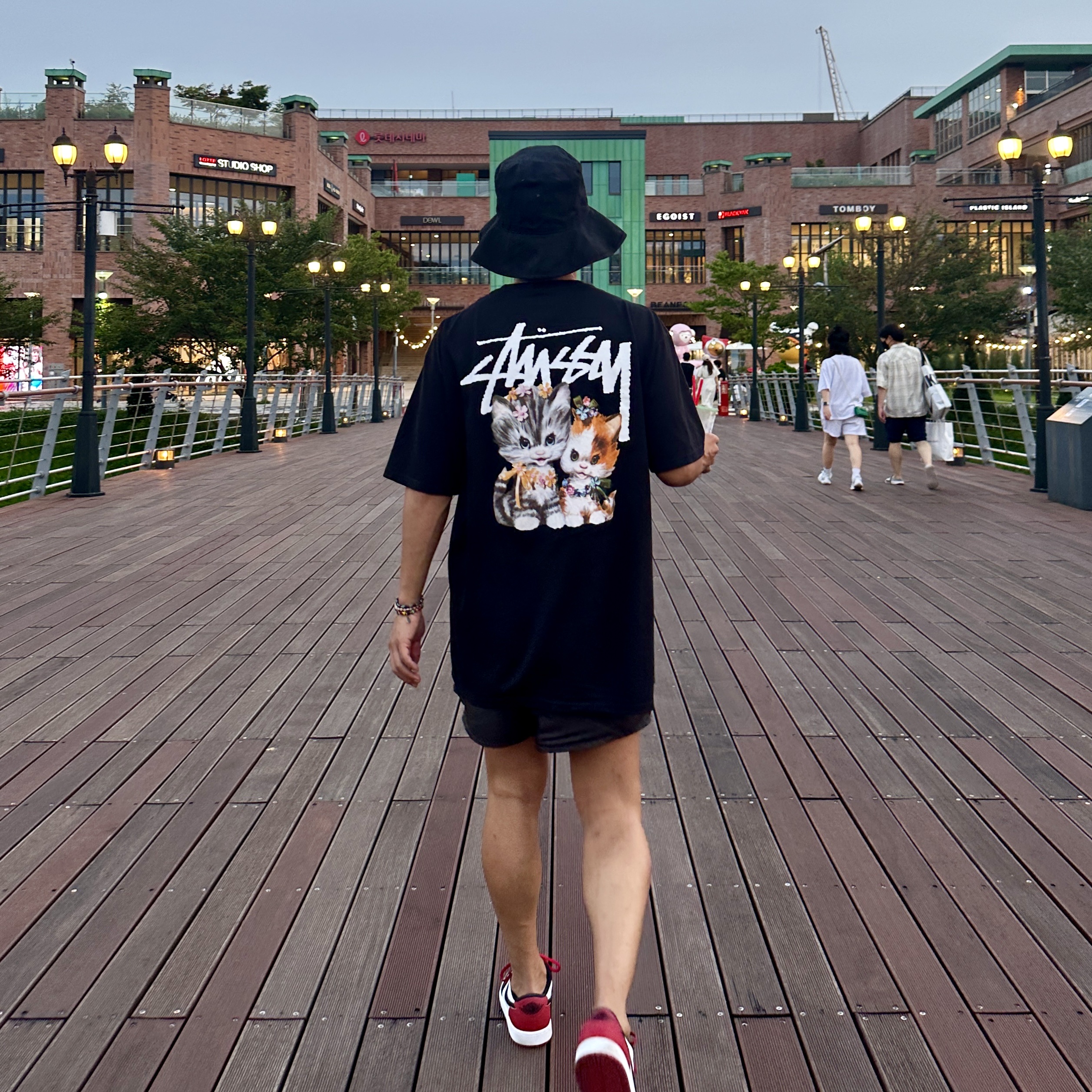Stussy Kittens T-Shirt Black, Jordan 1 Retro Low OG Black Toe 착용 스타일
