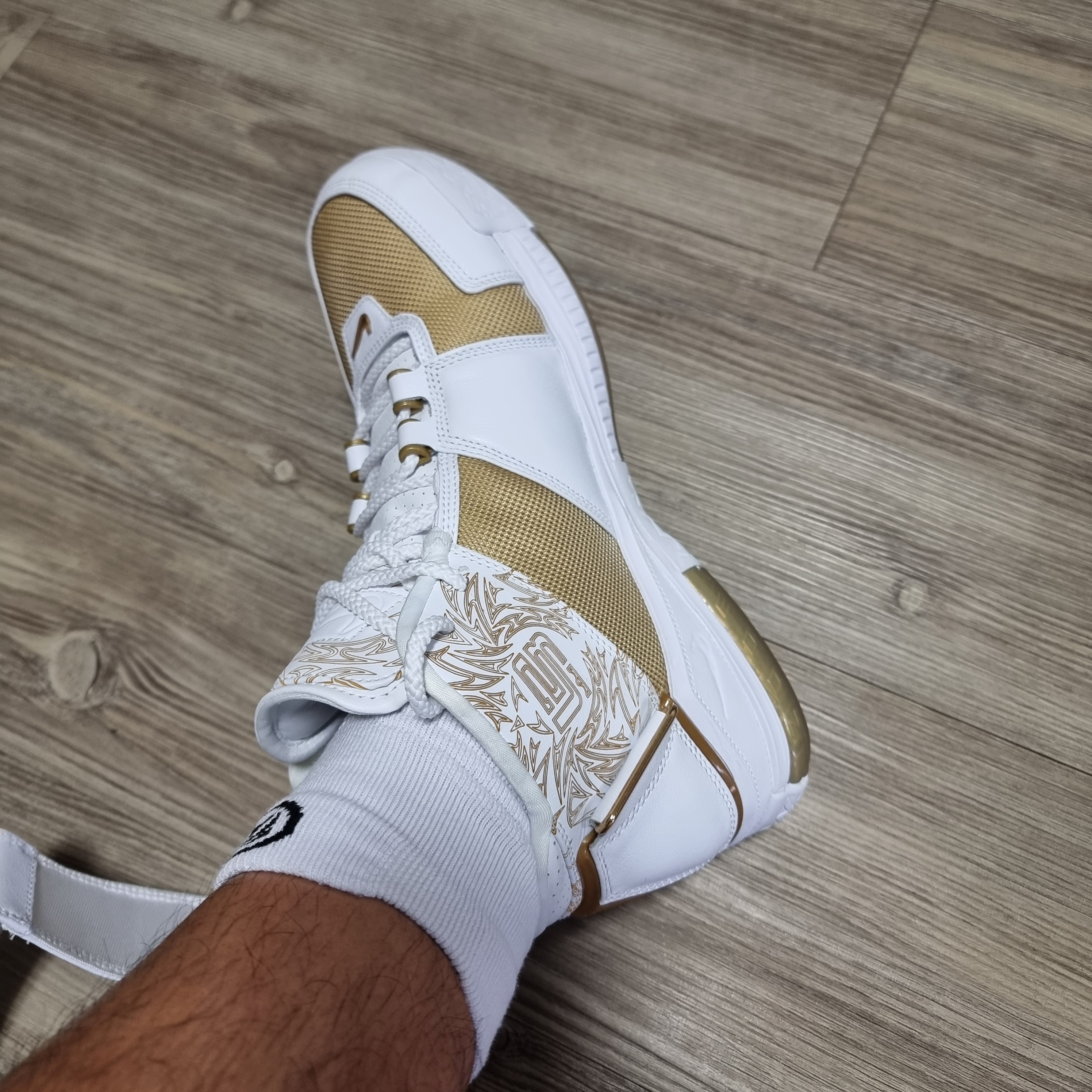 Nike Zoom LeBron 2 Metallic Gold and White 착용 스타일 - 2