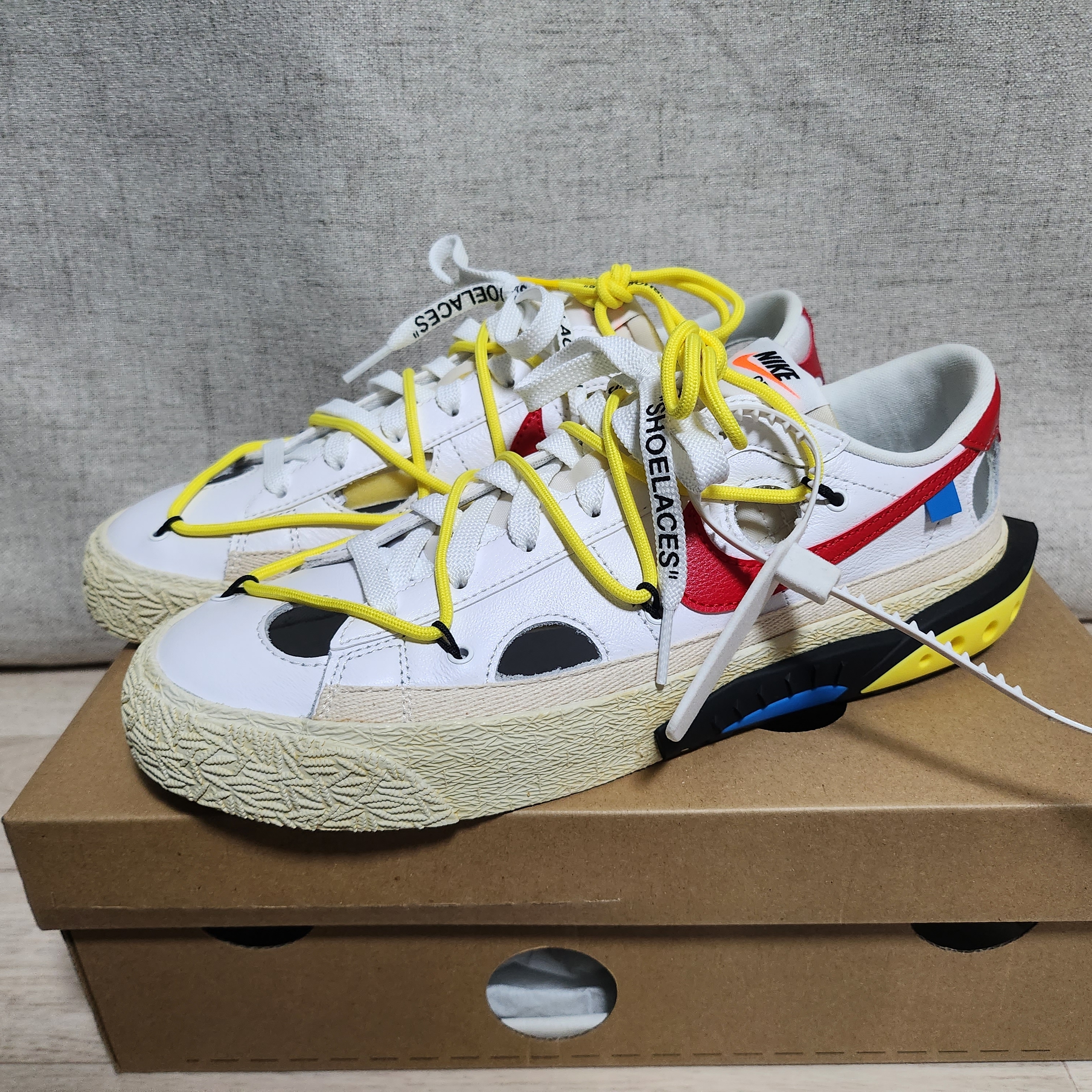 Nike x Off-White Blazer Low '77 White and University Red 착용 스타일 - 2
