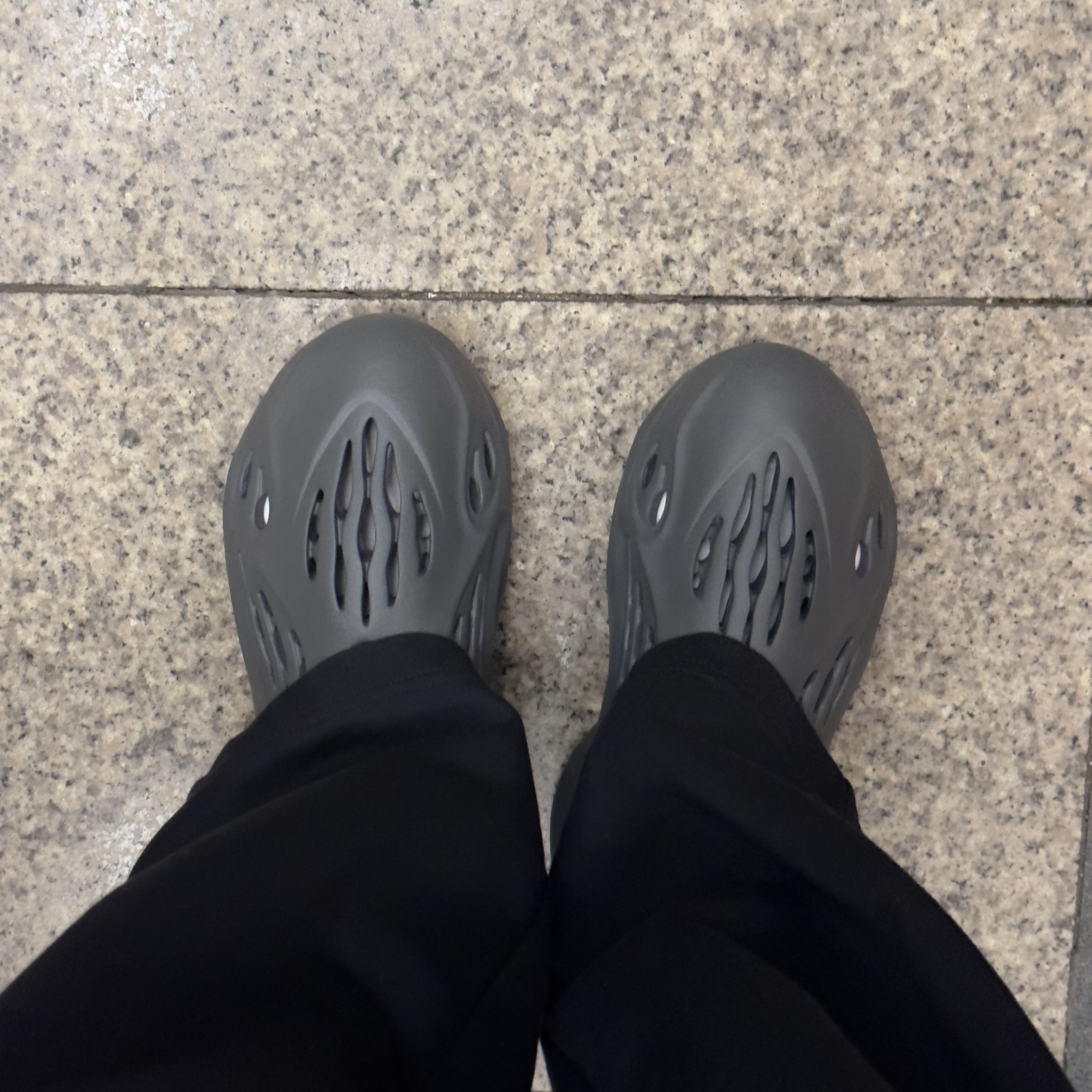 Adidas Yeezy Foam RNNR Carbon 착용 스타일 - 2