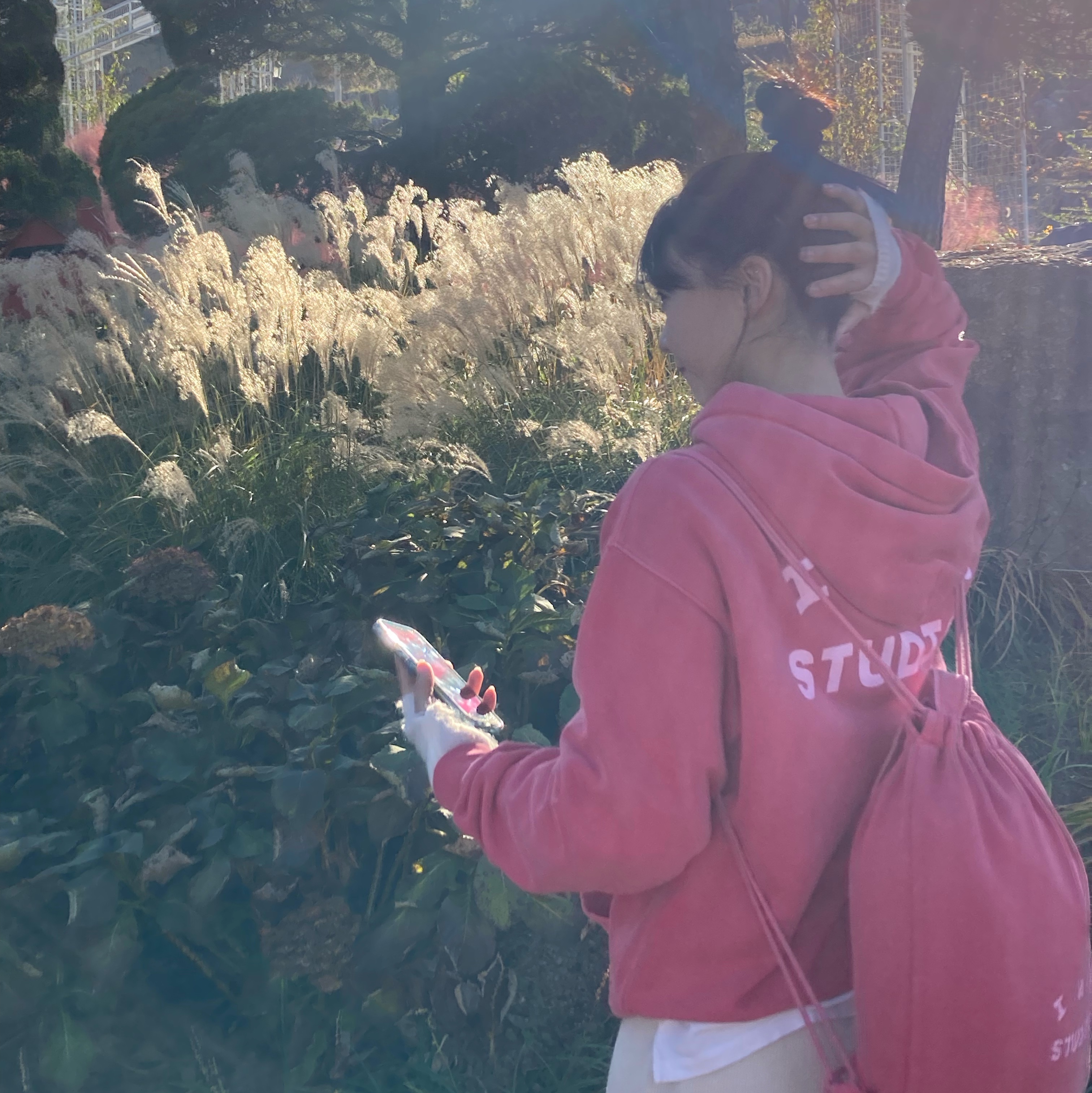 IAB Studio Pigment Hoodie & Sack Coral 착용 스타일 - 2