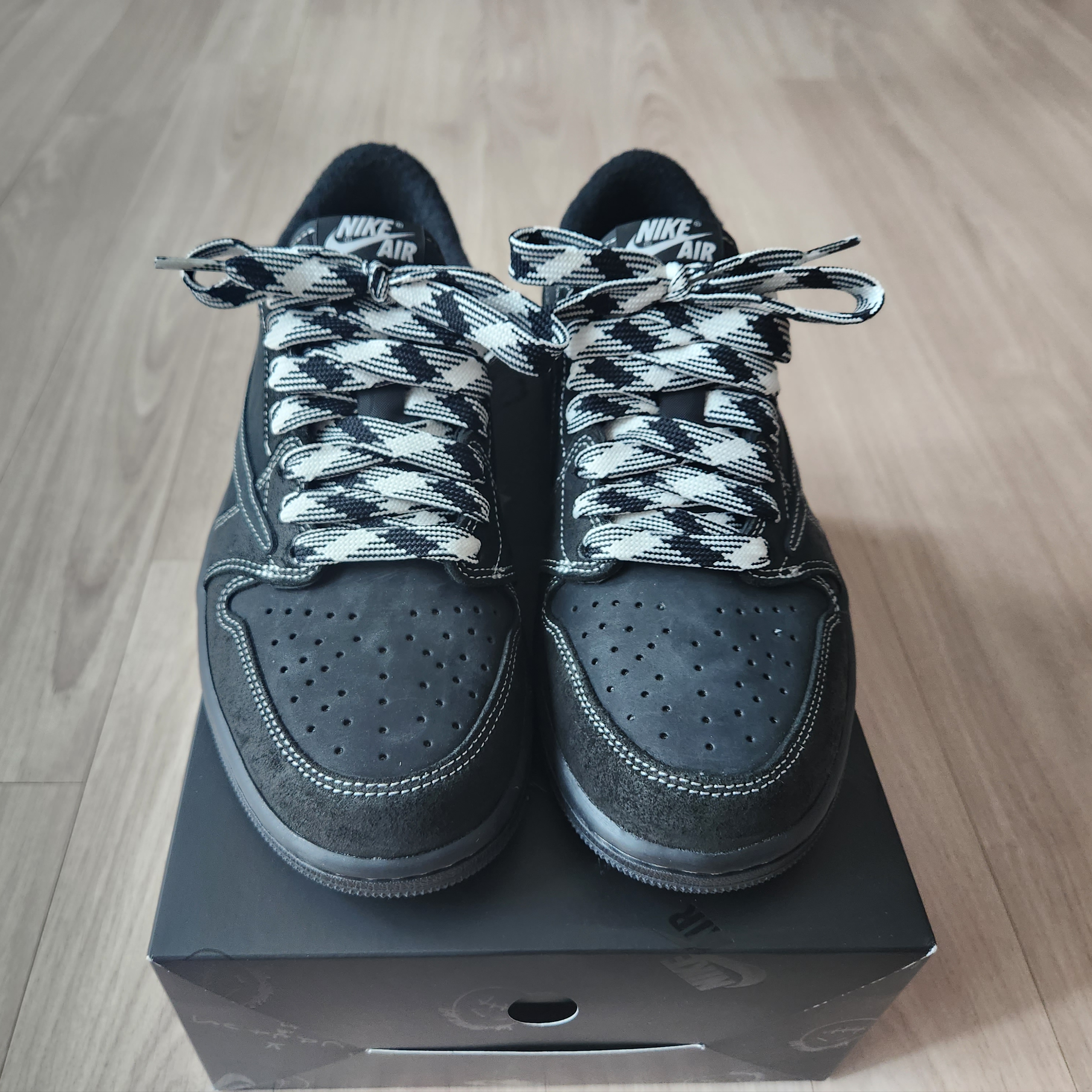 Jordan 1 x Travis Scott Retro Low OG SP Black Phantom 착용 스타일 - 2