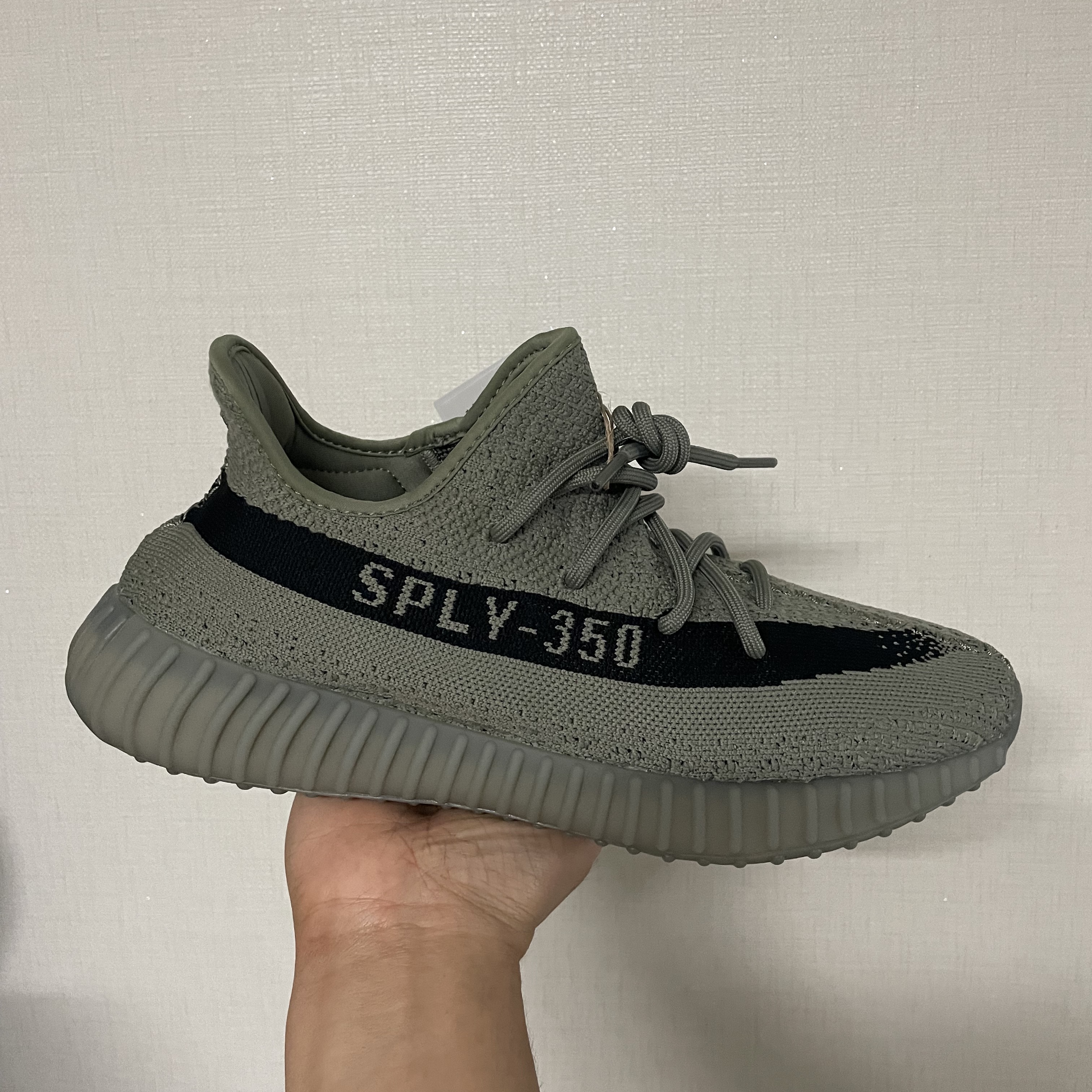Adidas Yeezy Boost 350 V2 Granite Core Black 착용 스타일 - 2
