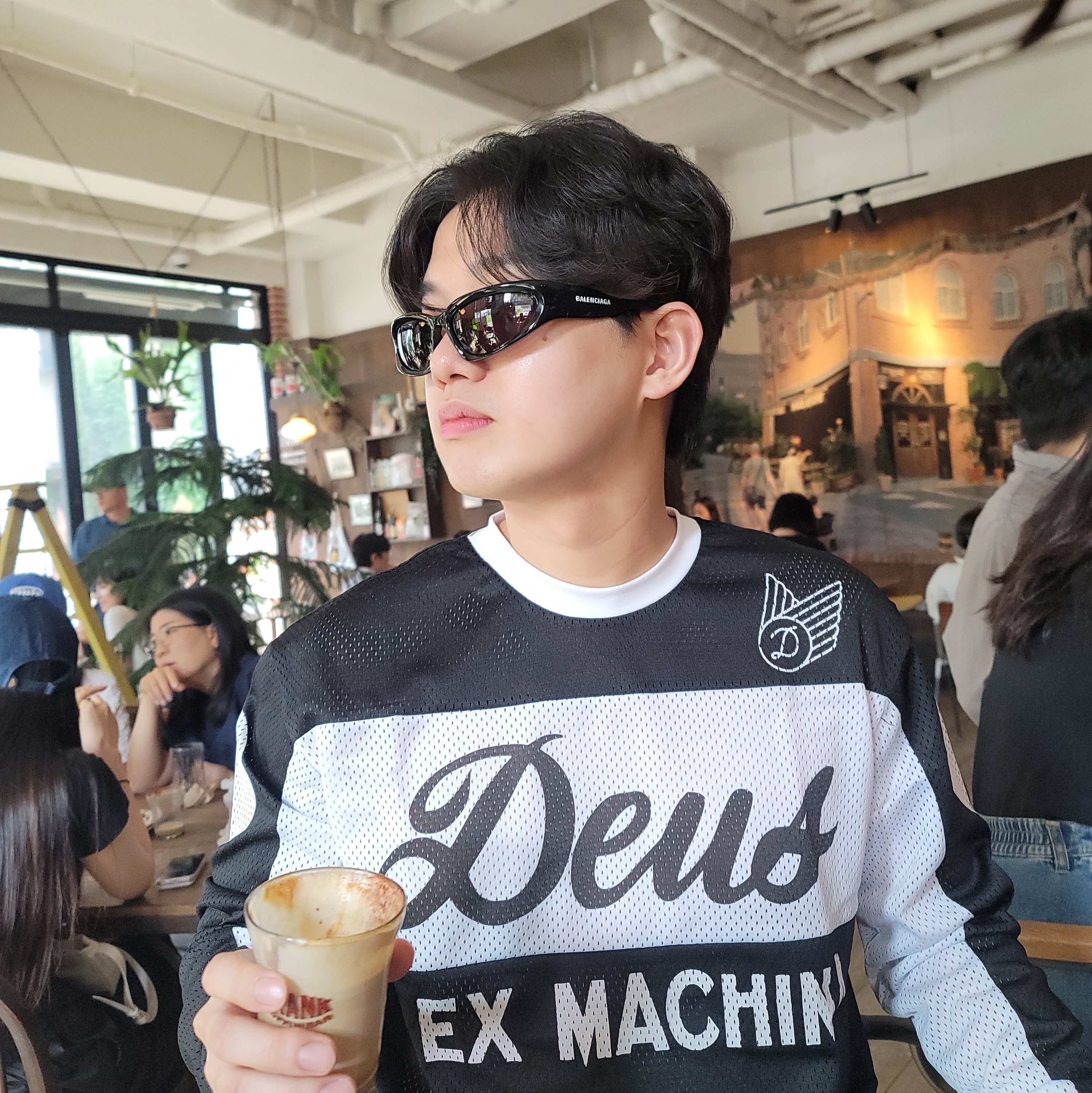 Balenciaga Swift Oval Sunglasses Black, Deus Ex Machina Saber Moto Jersey Black 착용 스타일 - 1
