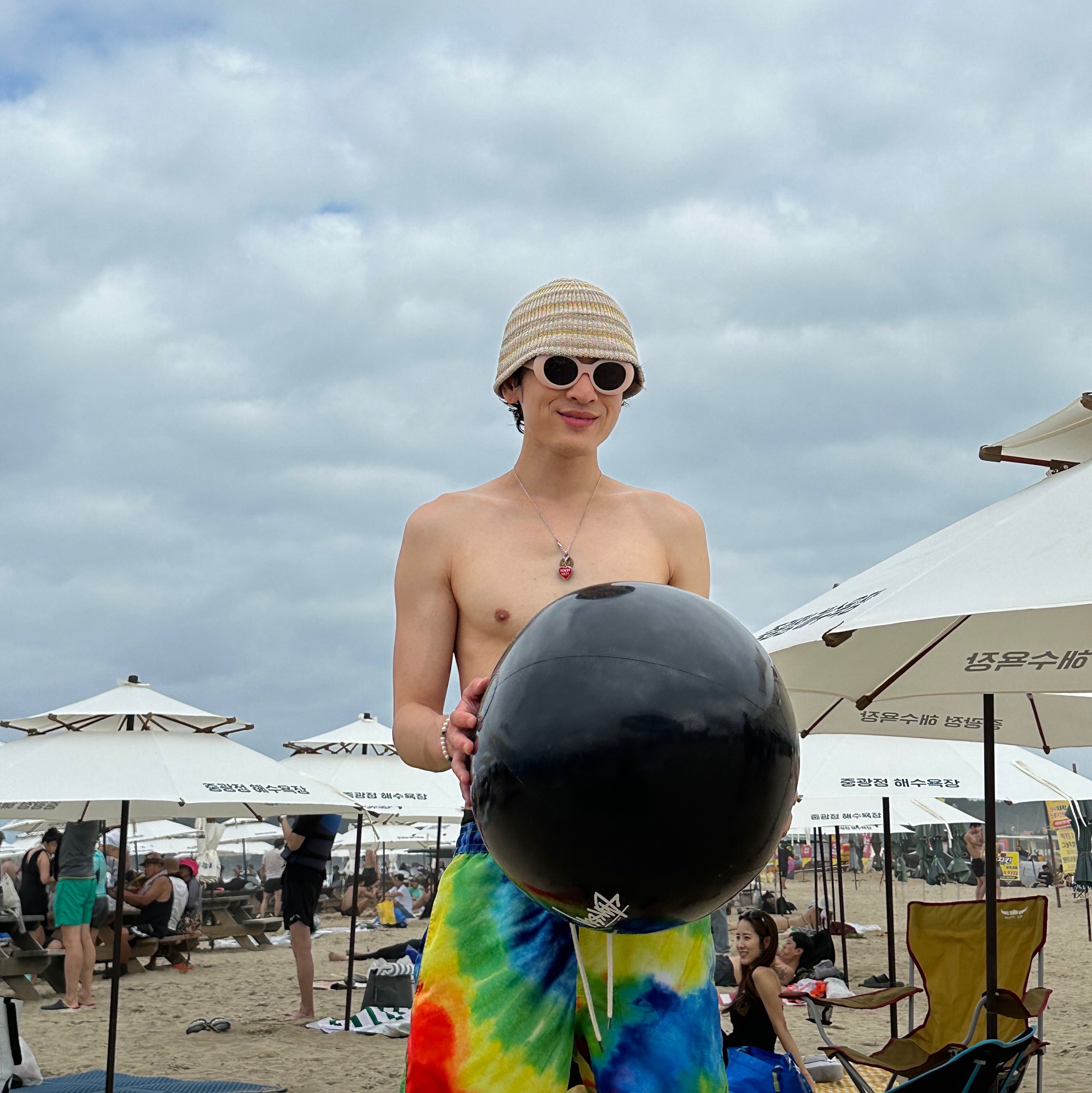 Stussy 8 Ball Beach Ball Black 착용 스타일