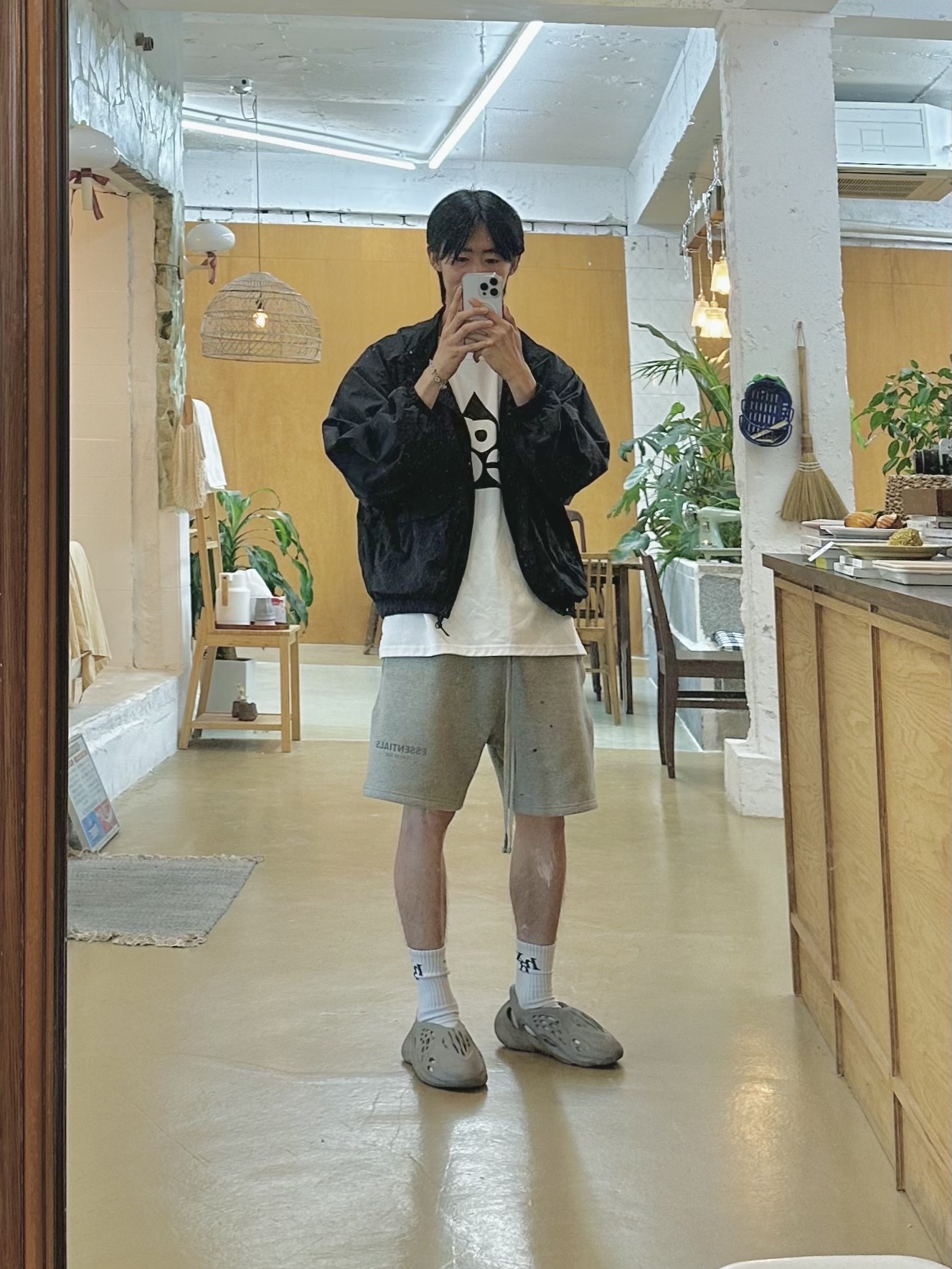 Essentials The Core Collection Sweatshorts Heather Oatmeal, Adidas Yeezy Foam RNNR Stone Sage 착용 스타일