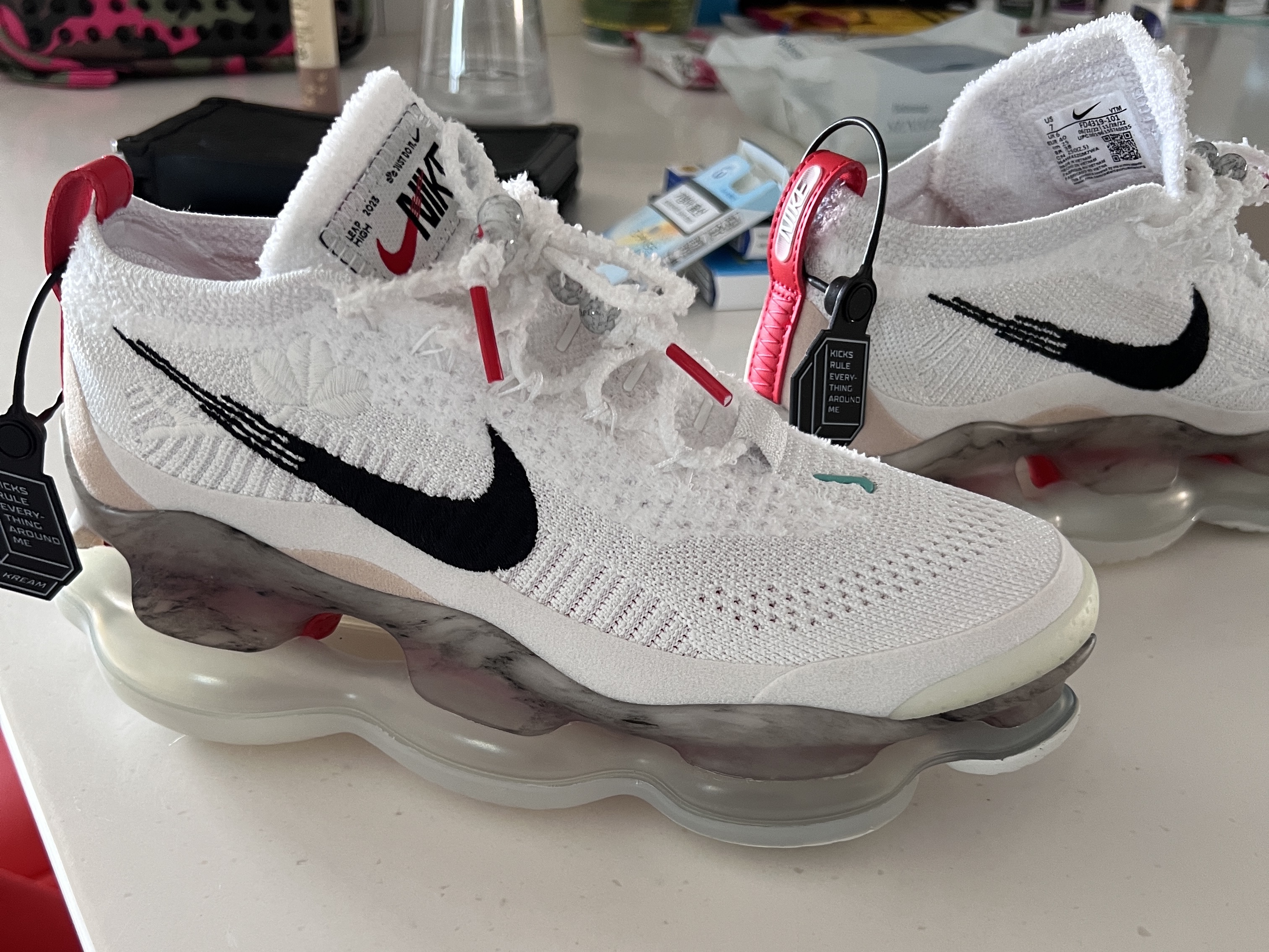 Nike Air Max Scorpion Flyknit Summit White 착용 스타일