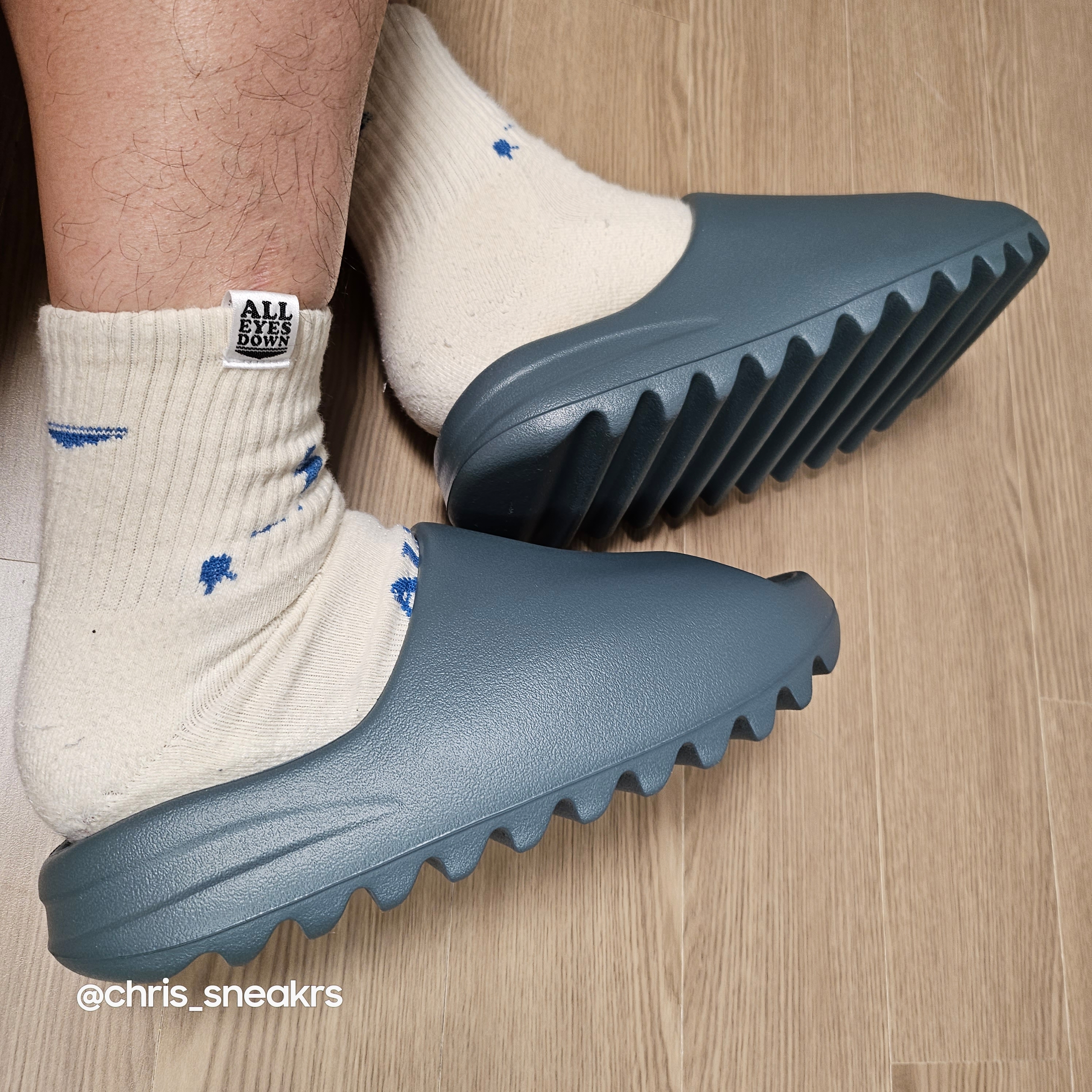 Adidas Yeezy Slide Slate Marine 착용 스타일 - 3