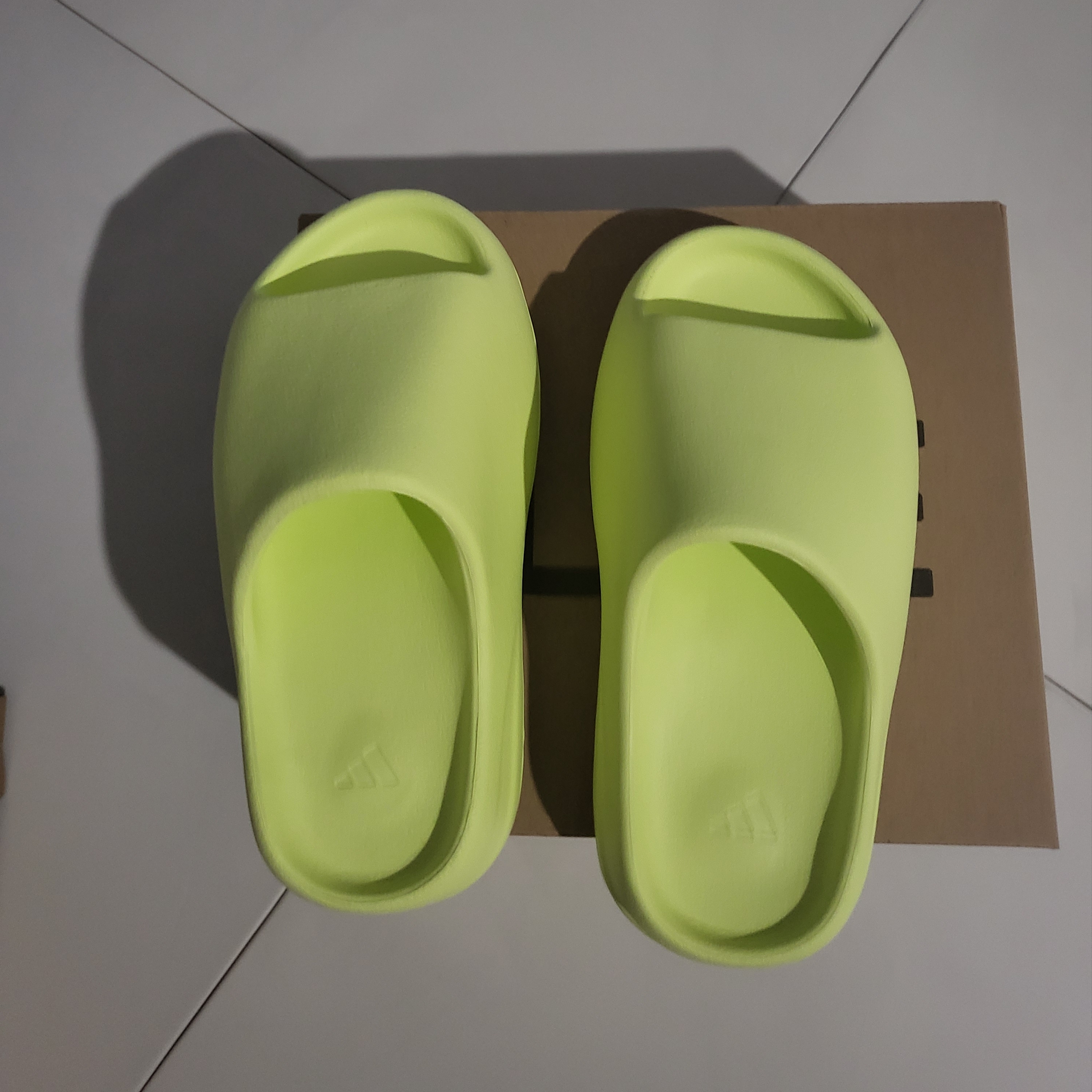 Adidas Yeezy Slide Glow Green 2022/2023 착용 스타일 - 1