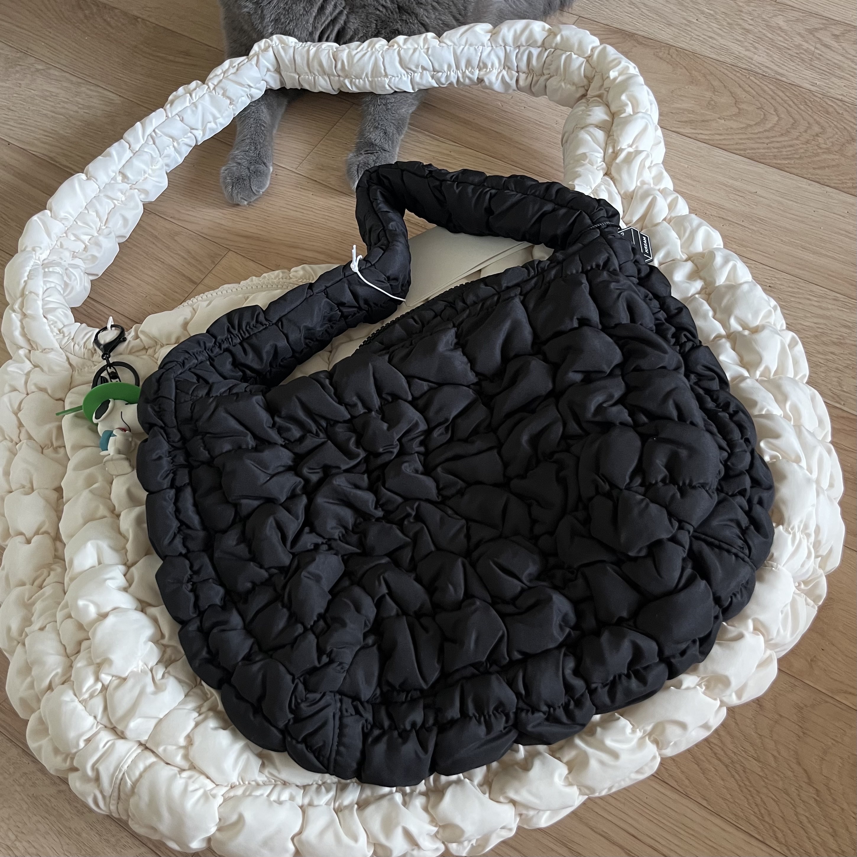 COS Quilted Oversized Shoulder Bag Off White Light Beige, COS Quilted Mini Bag Black 착용 스타일 - 1