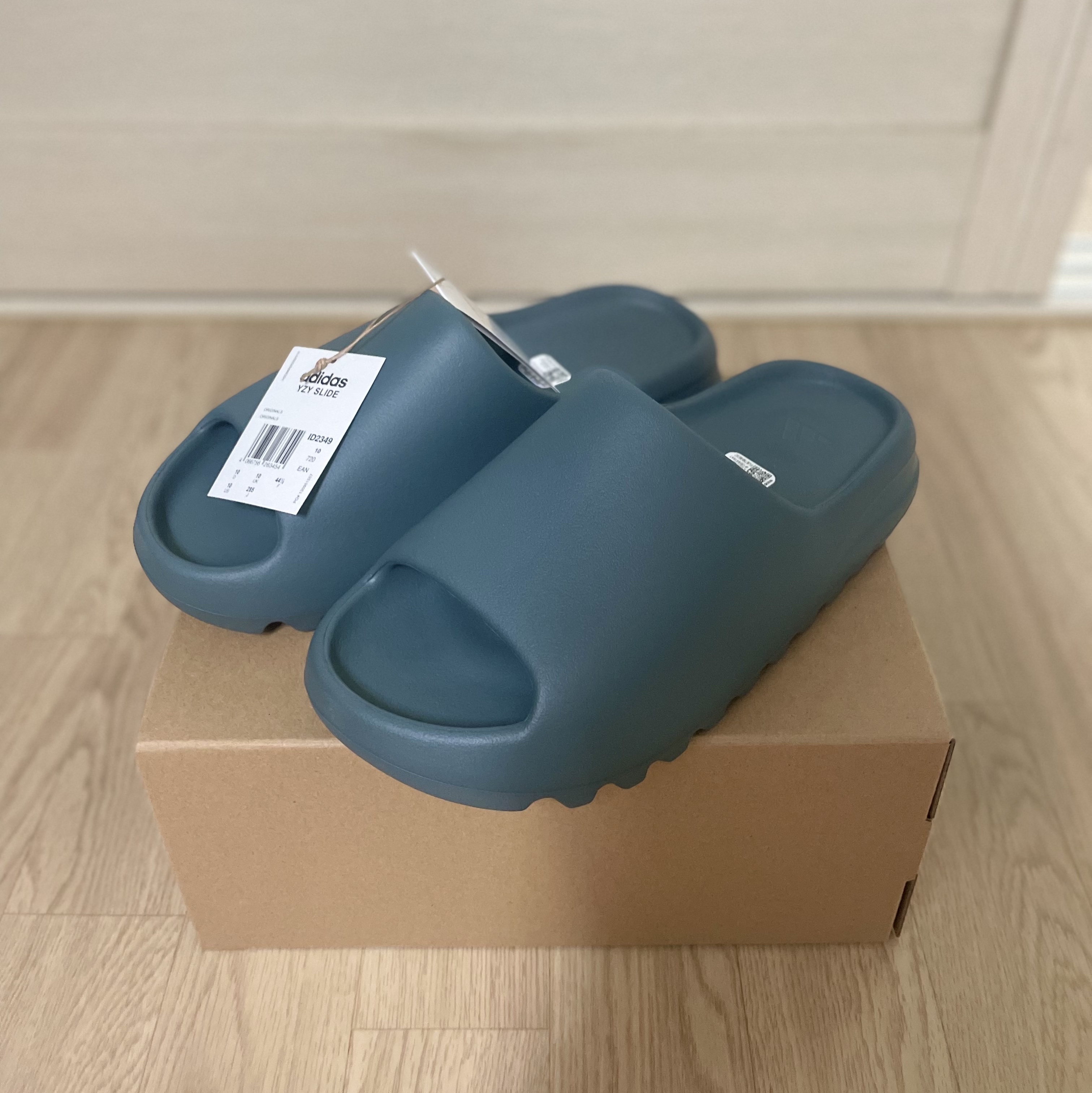 Adidas Yeezy Slide Slate Marine 착용 스타일 - 3