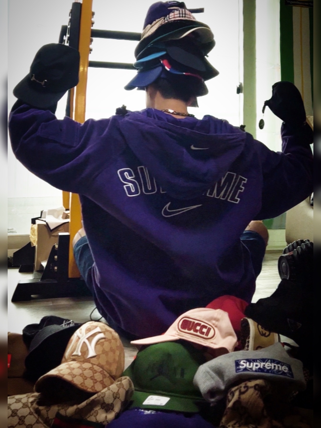 Supreme Elm Sunglasses Gold - 23SS, Supreme x Nike Arc Corduroy 6-Panel Purple - 22SS 착용 스타일 - 3