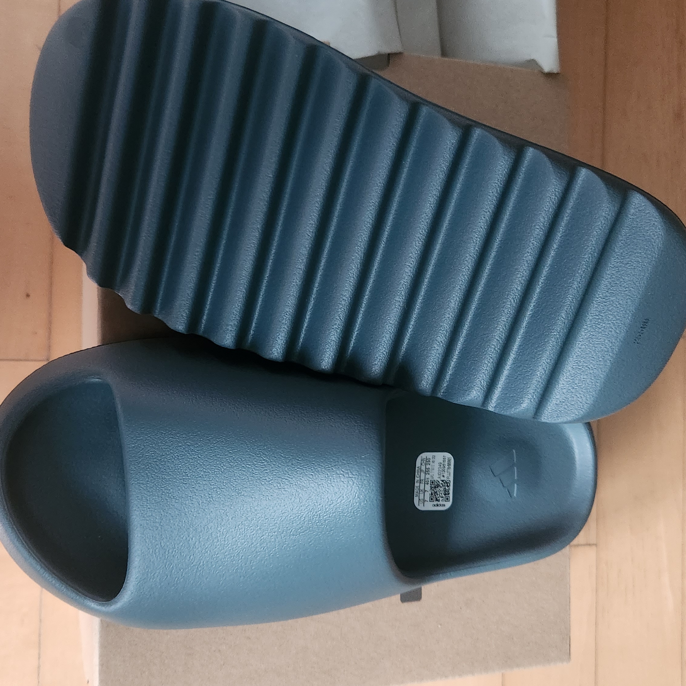 Adidas Yeezy Slide Slate Marine 착용 스타일 - 3
