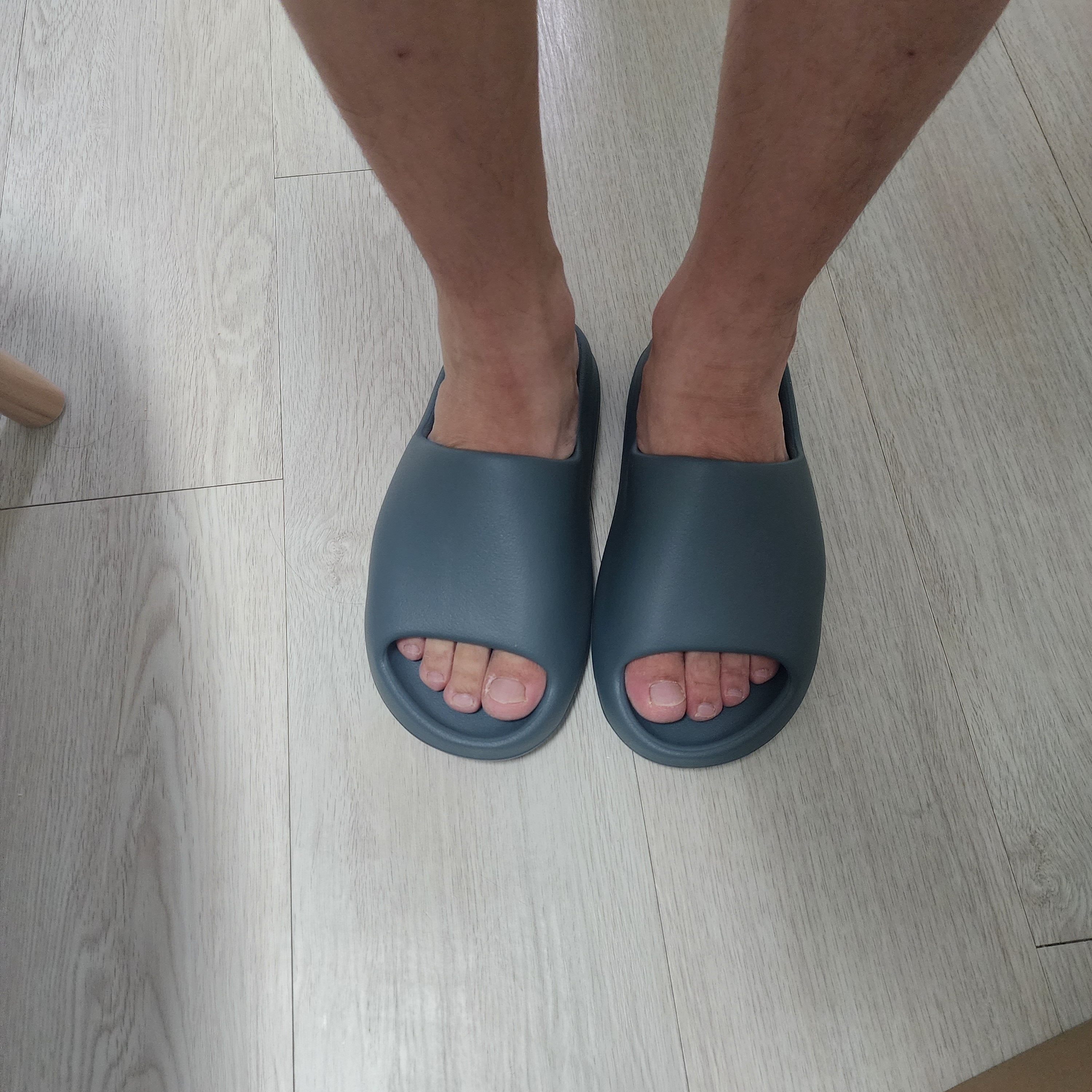 Adidas Yeezy Slide Slate Marine 착용 스타일 - 3