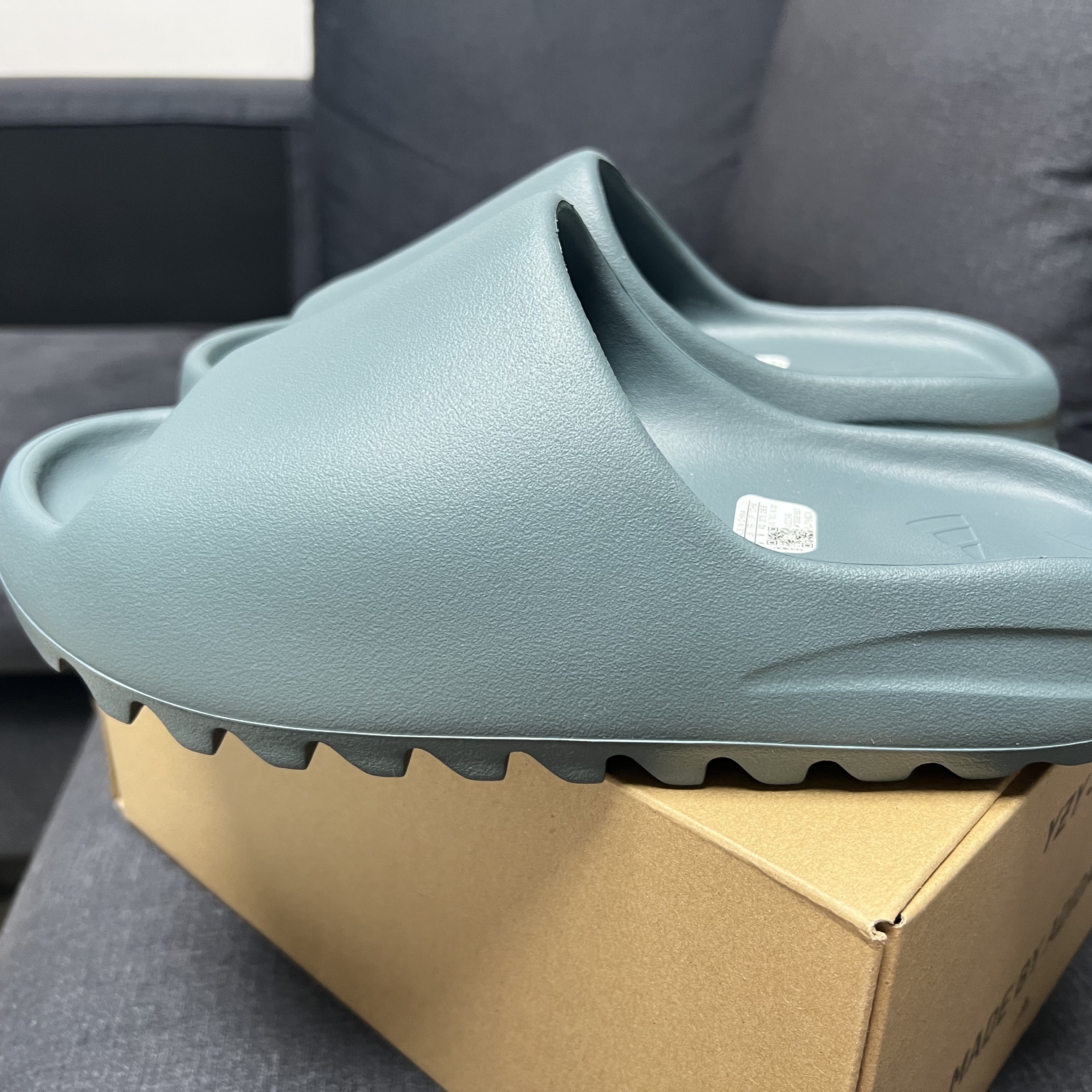 Adidas Yeezy Slide Slate Marine 착용 스타일 - 2