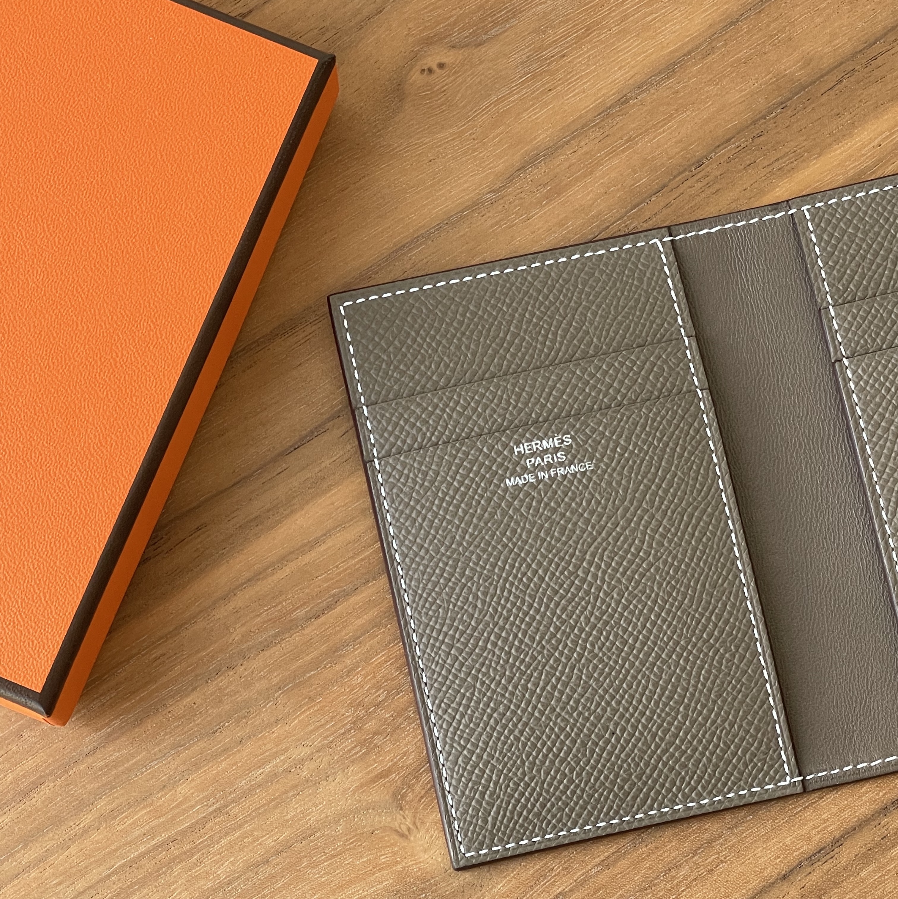 Hermes MC² Euclide Card Holder Epsom & Etoupe 착용 스타일