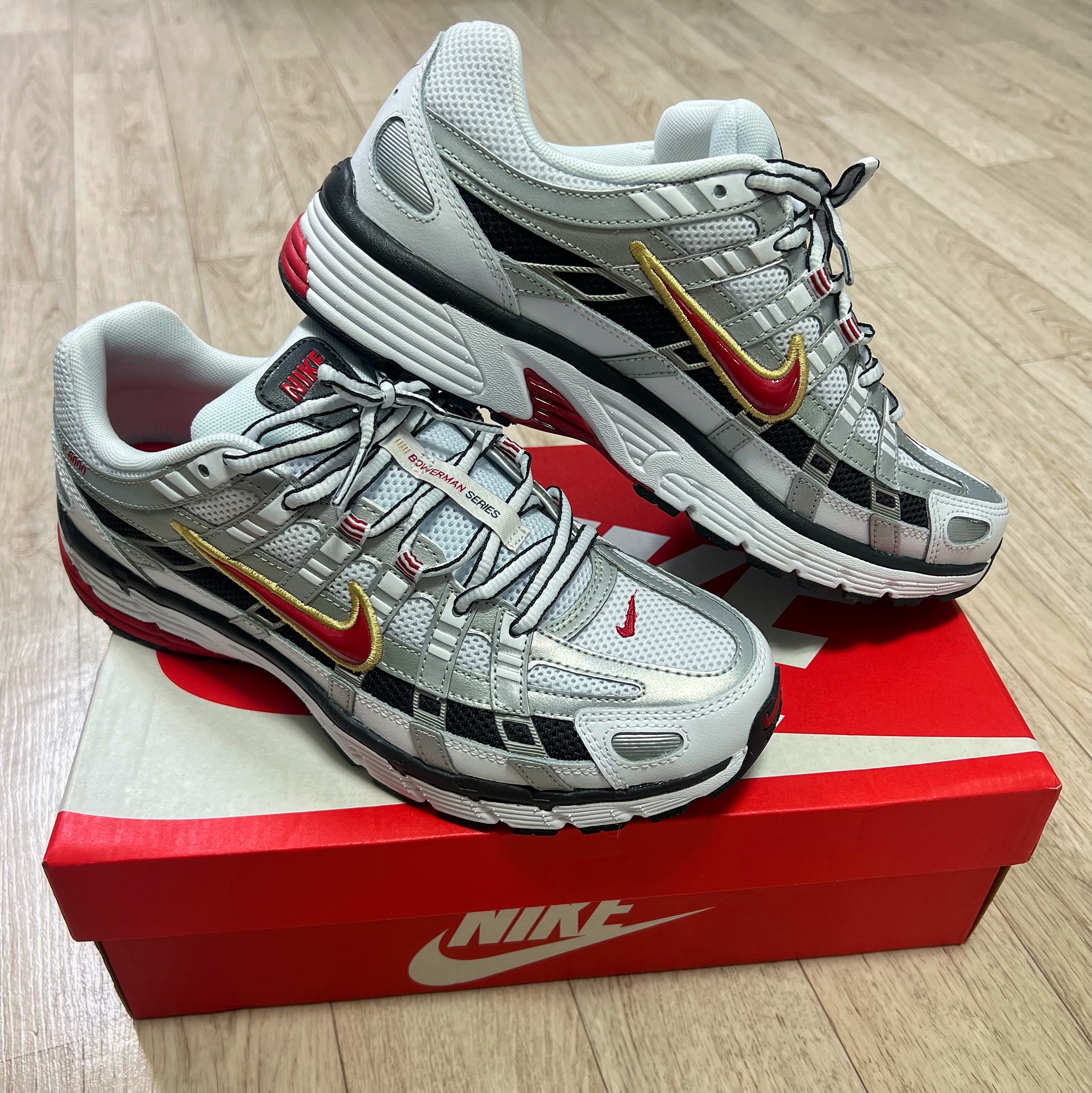(W) Nike P-6000 Metallic Silver Red 착용 스타일