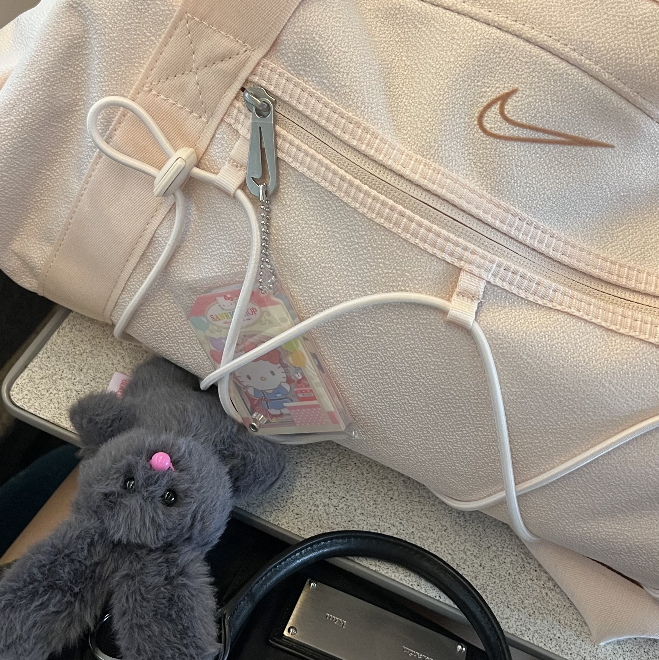 Matin Kim Baby Sporty Tote Bag Black, (W) Jordan 1 Low White Wolf Grey 착용 스타일 - 1