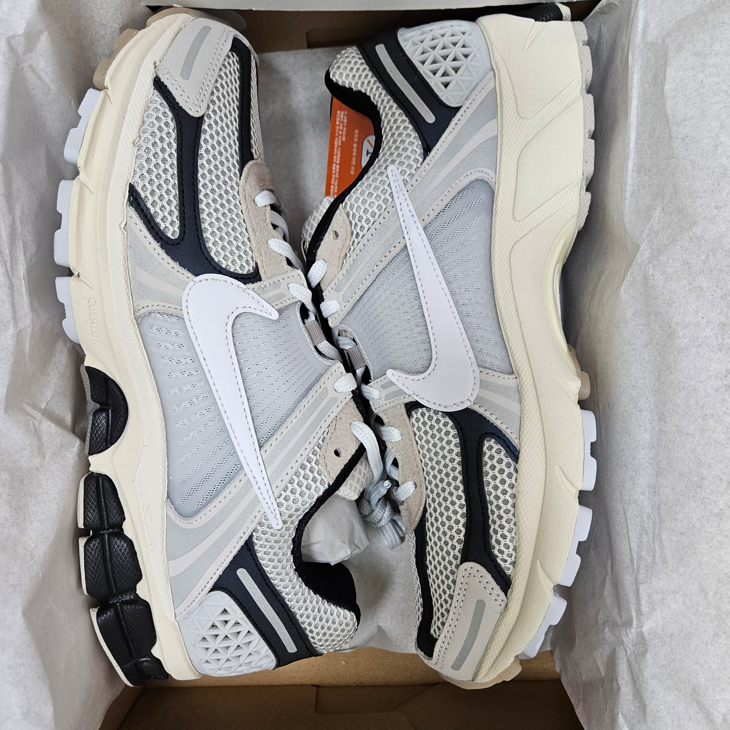 Nike Zoom Vomero 5 Light Bone and Black 착용 스타일 - 3