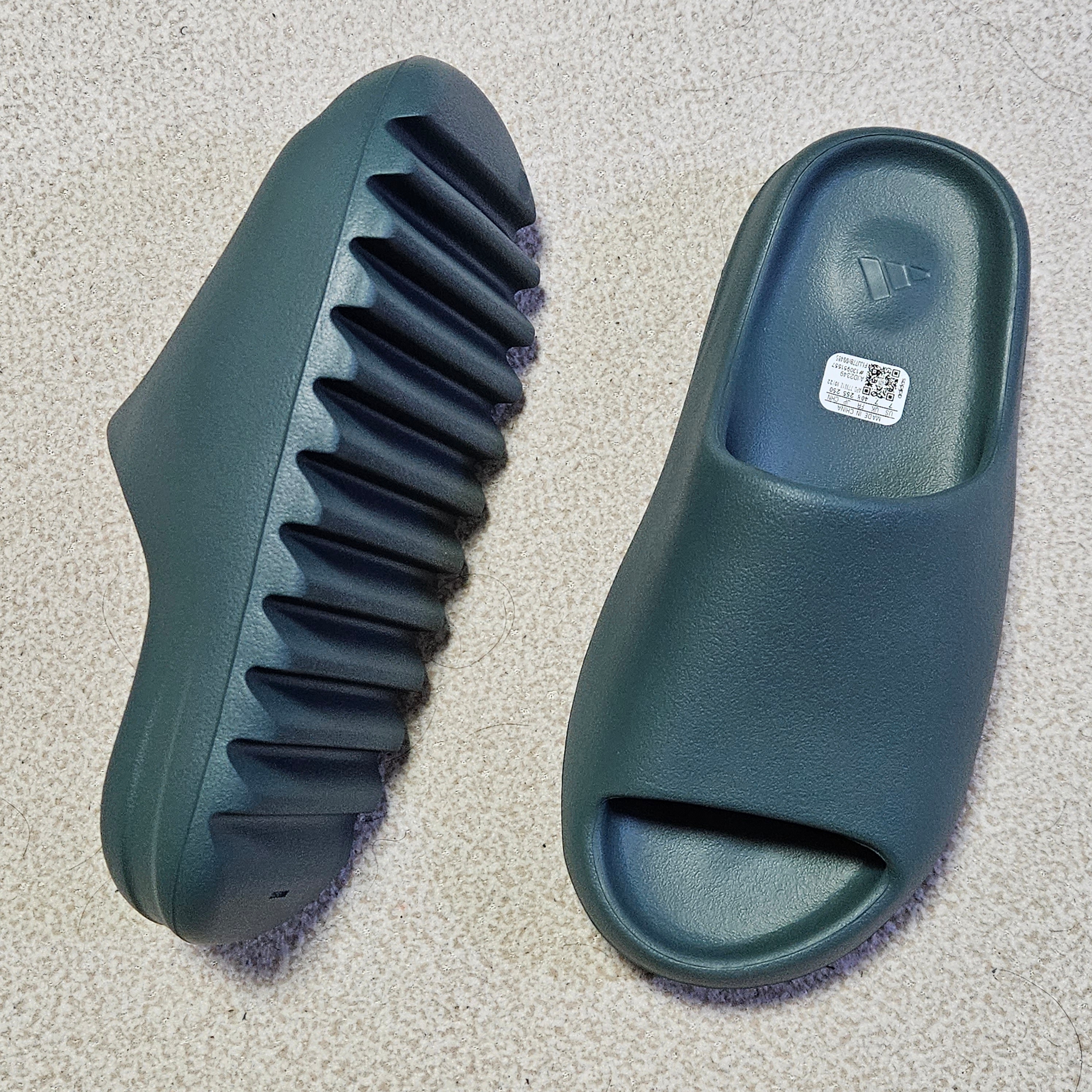 Adidas Yeezy Slide Slate Marine 착용 스타일 - 1