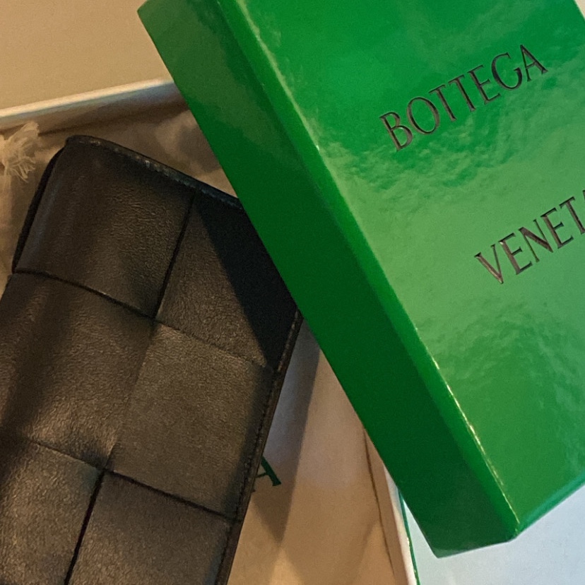 Bottega Veneta Business Card Case Black 착용 스타일