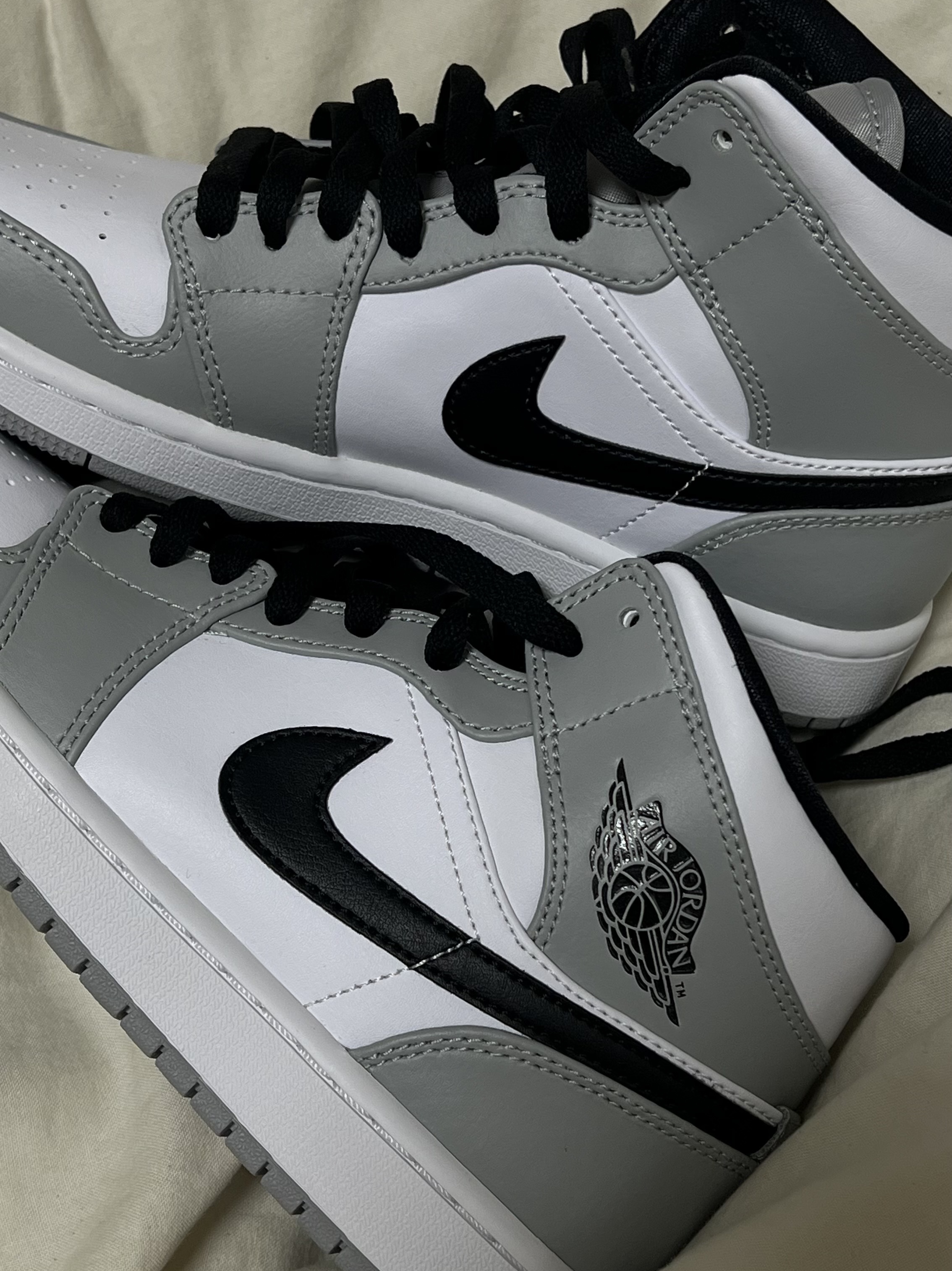 Jordan 1 Mid Light Smoke Grey 착용 스타일