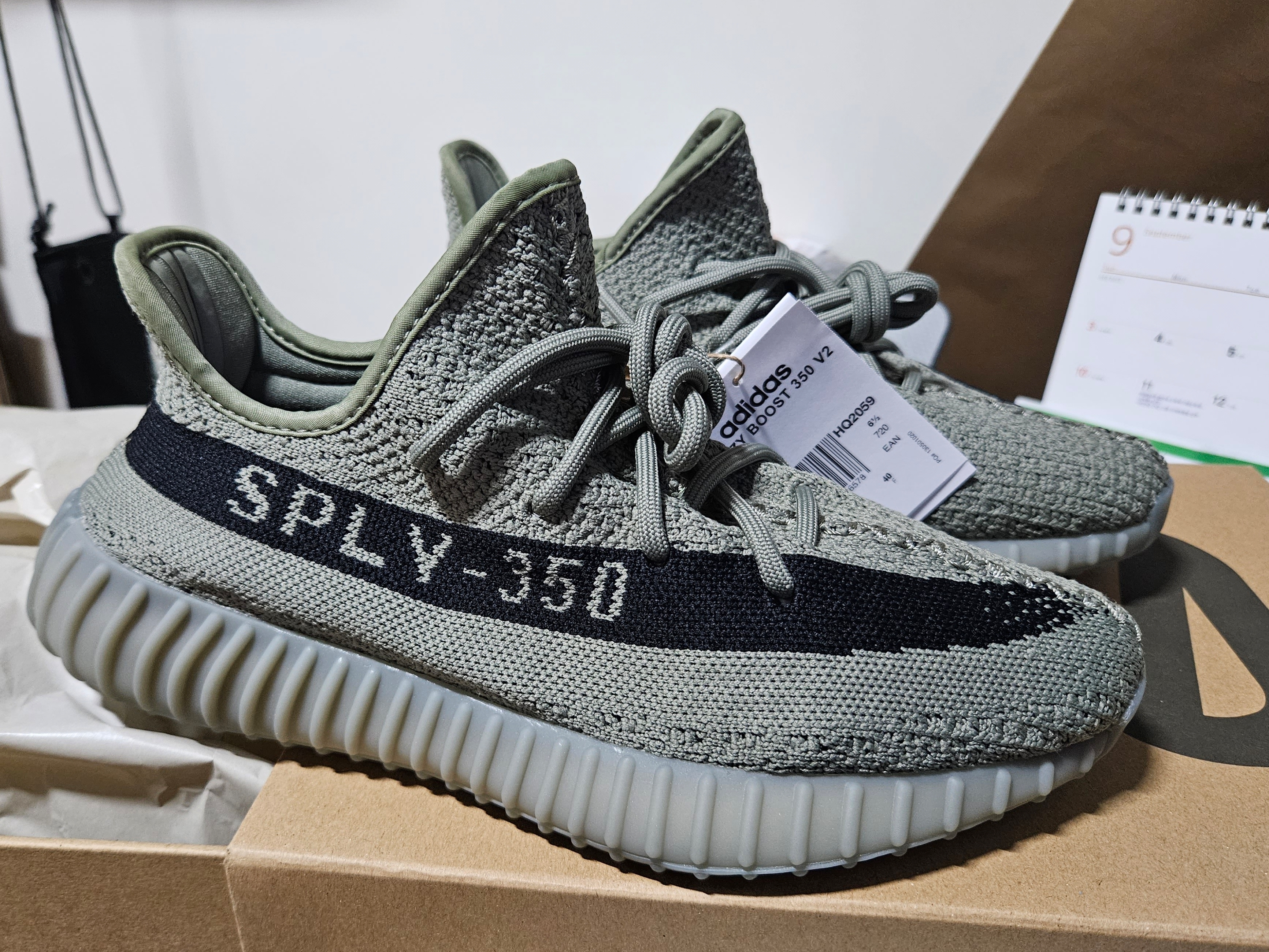 Adidas Yeezy Boost 350 V2 Granite Core Black 착용 스타일