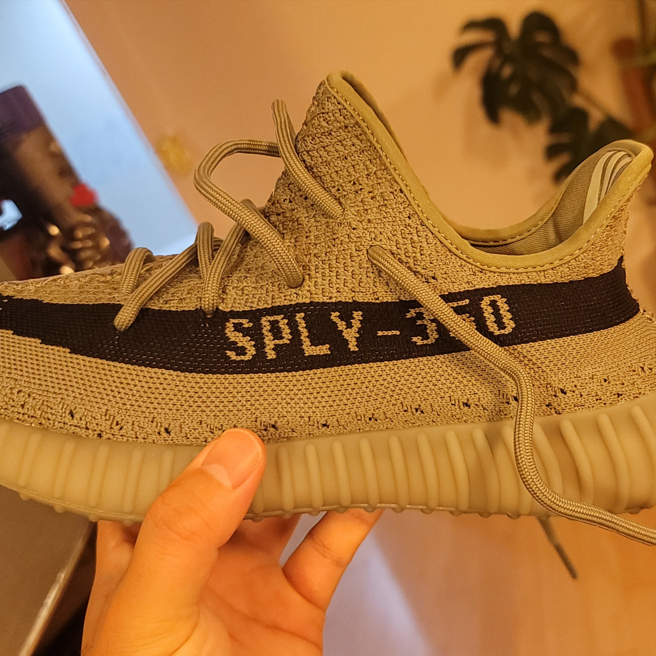 Adidas Yeezy Boost 350 V2 Granite Core Black 착용 스타일 - 2