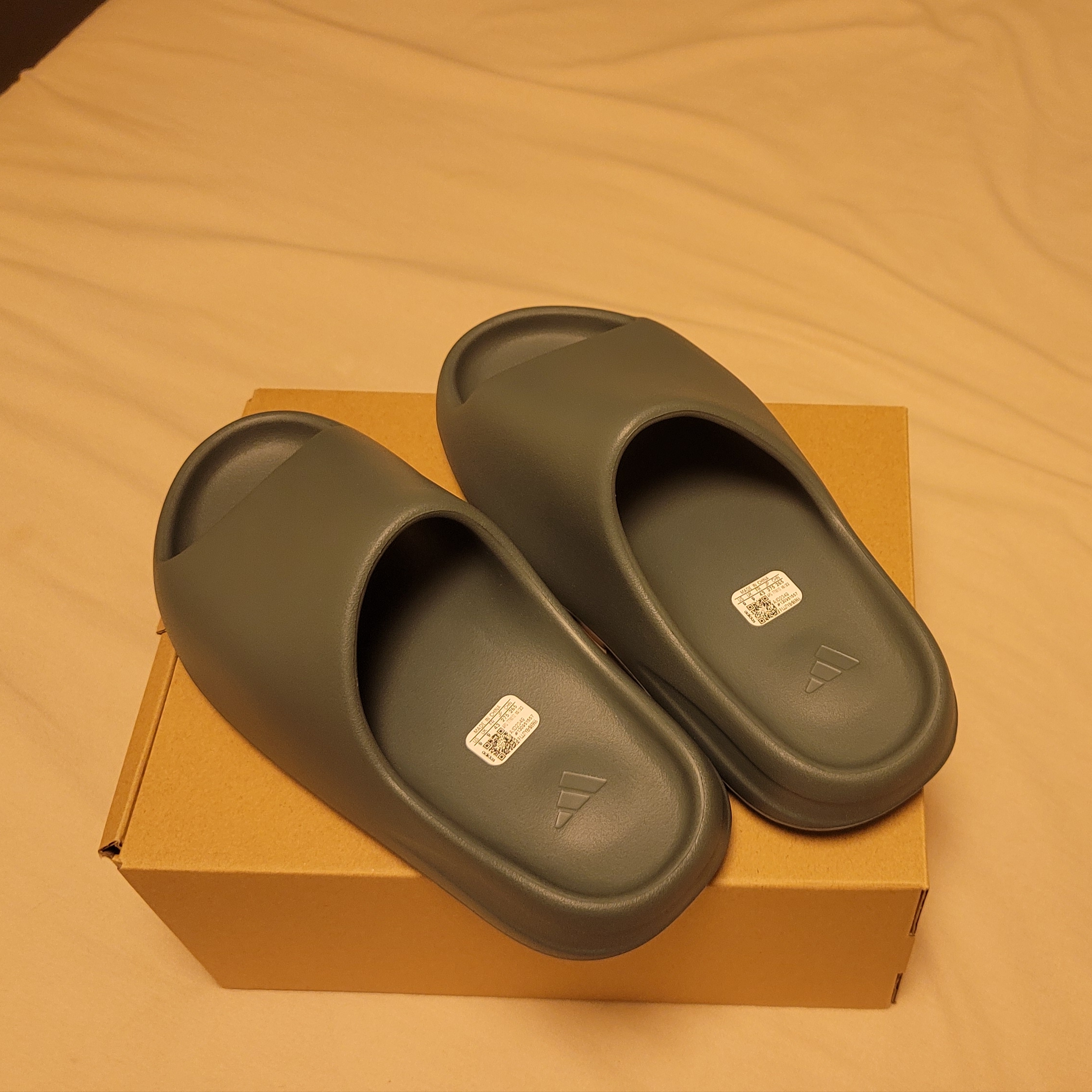 Adidas Yeezy Slide Slate Marine 착용 스타일 - 2