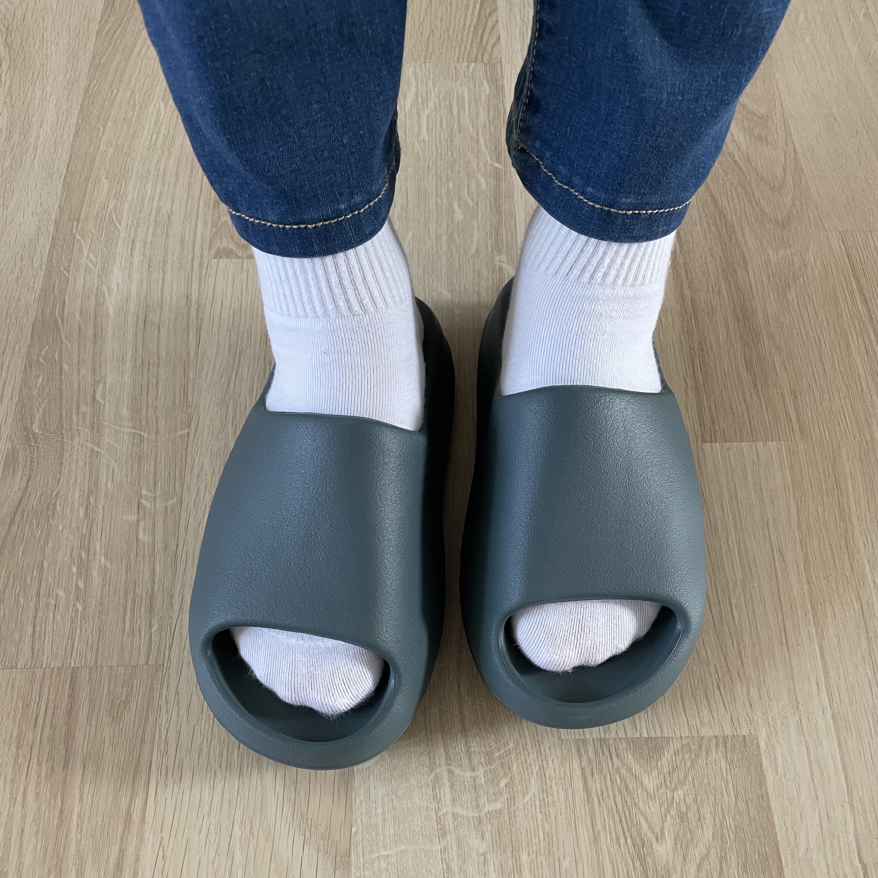 Adidas Yeezy Slide Slate Marine 착용 스타일 - 1