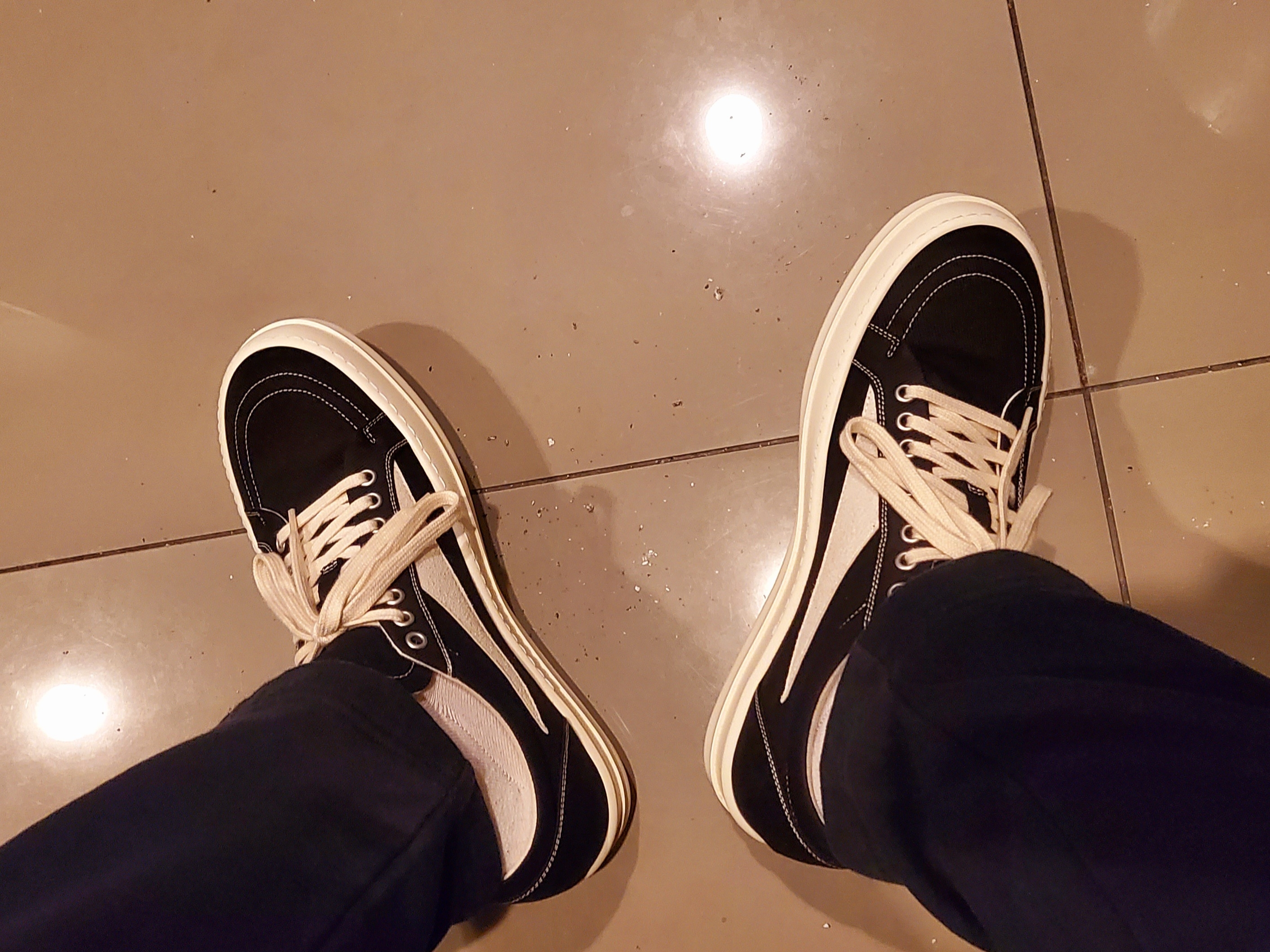 Rick Owens Drkshdw Luxor Overdyed Denim Vintage Sneakers Black Milk 착용 스타일 - 1