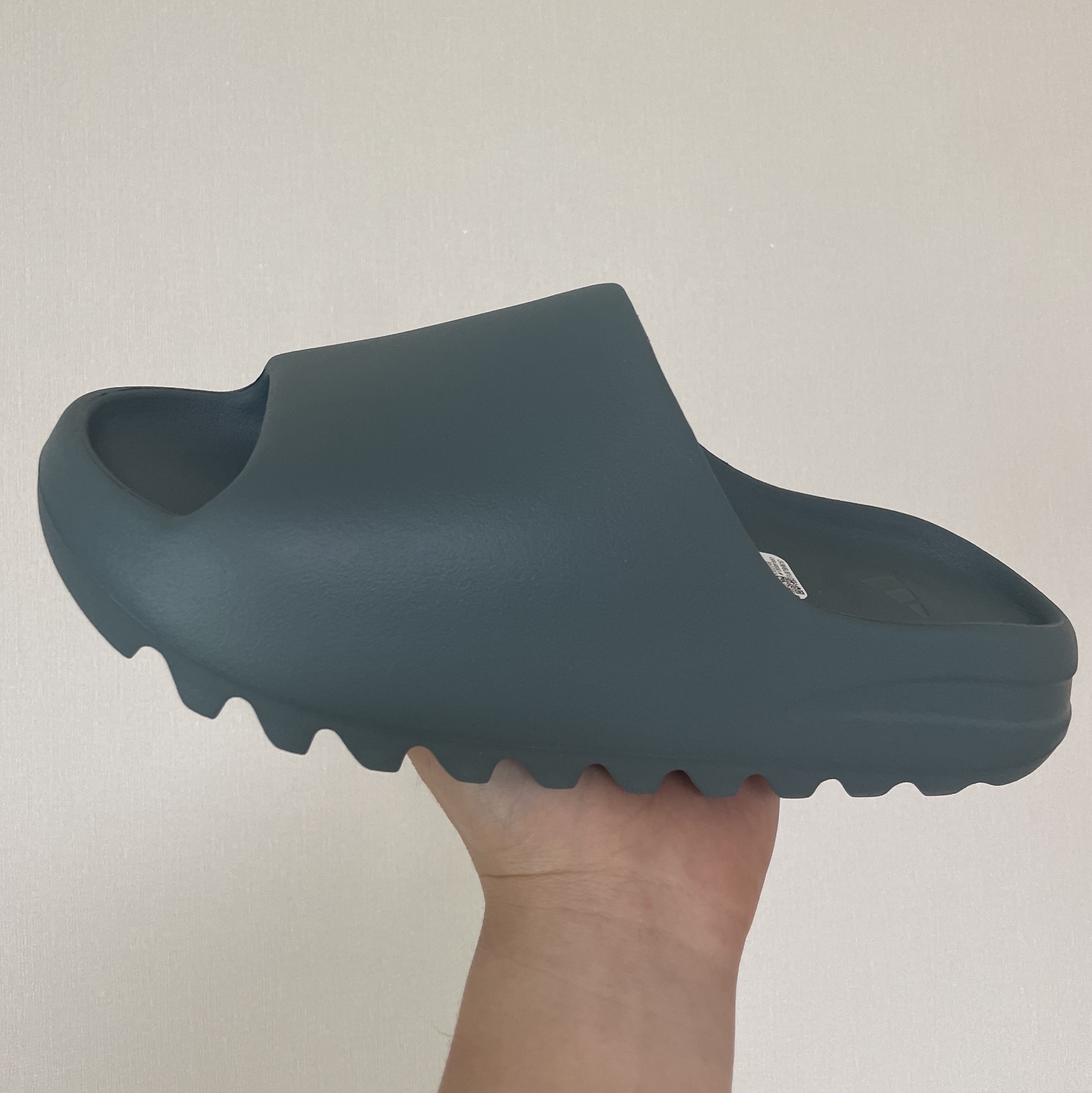 Adidas Yeezy Slide Slate Marine 착용 스타일 - 1