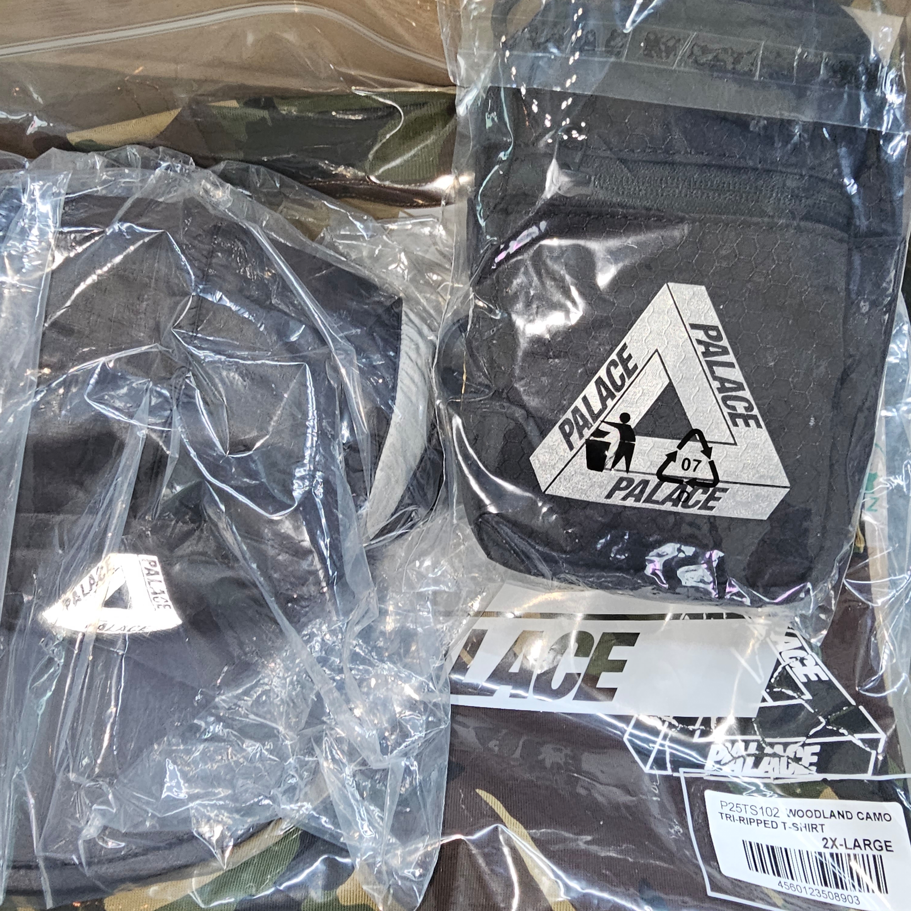 Palace Tri-Ripped T-Shirt Woodland Camo - 23FW, Palace Pertex Tri-Cool Runner Black - 23FW 착용 스타일
