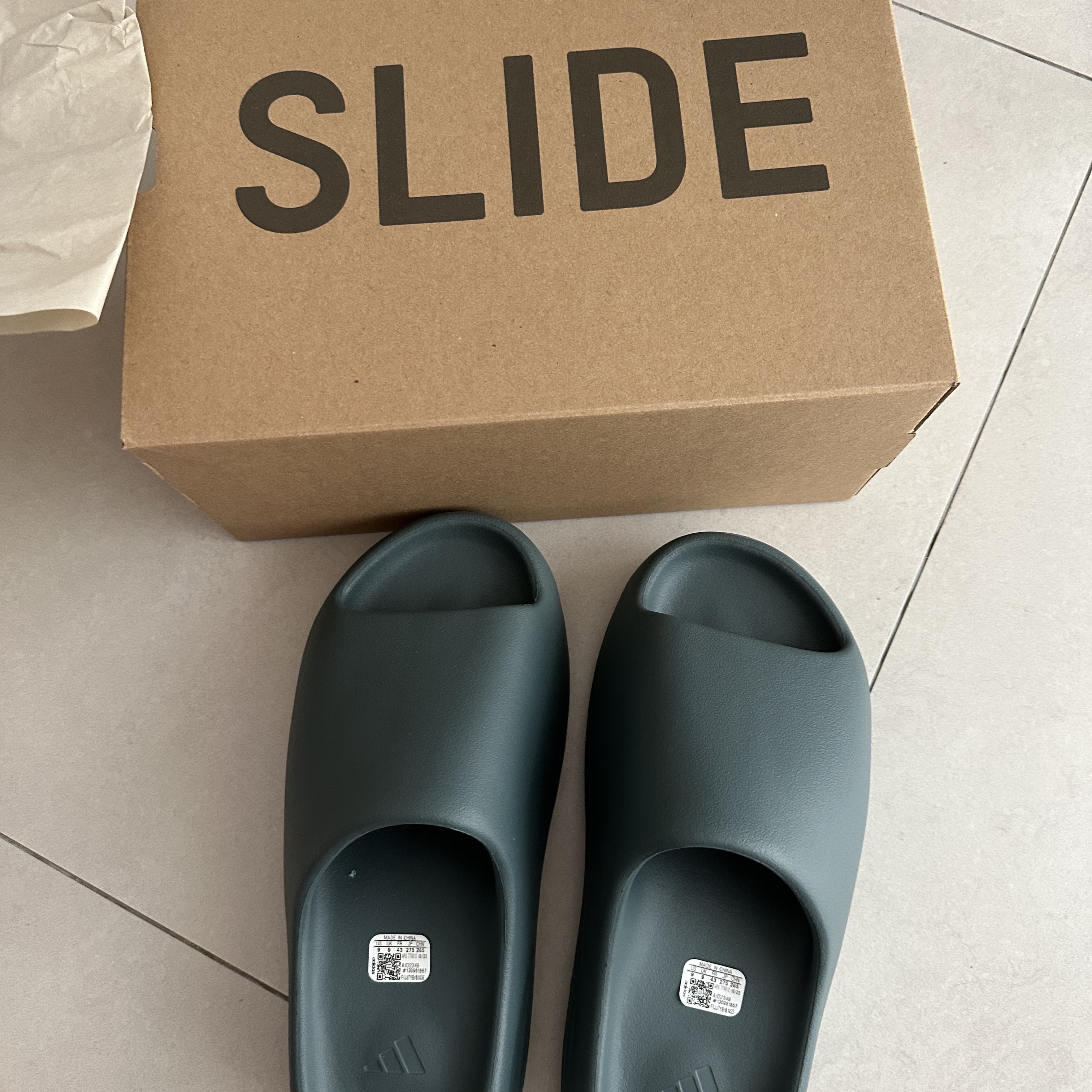 Adidas Yeezy Slide Slate Marine 착용 스타일