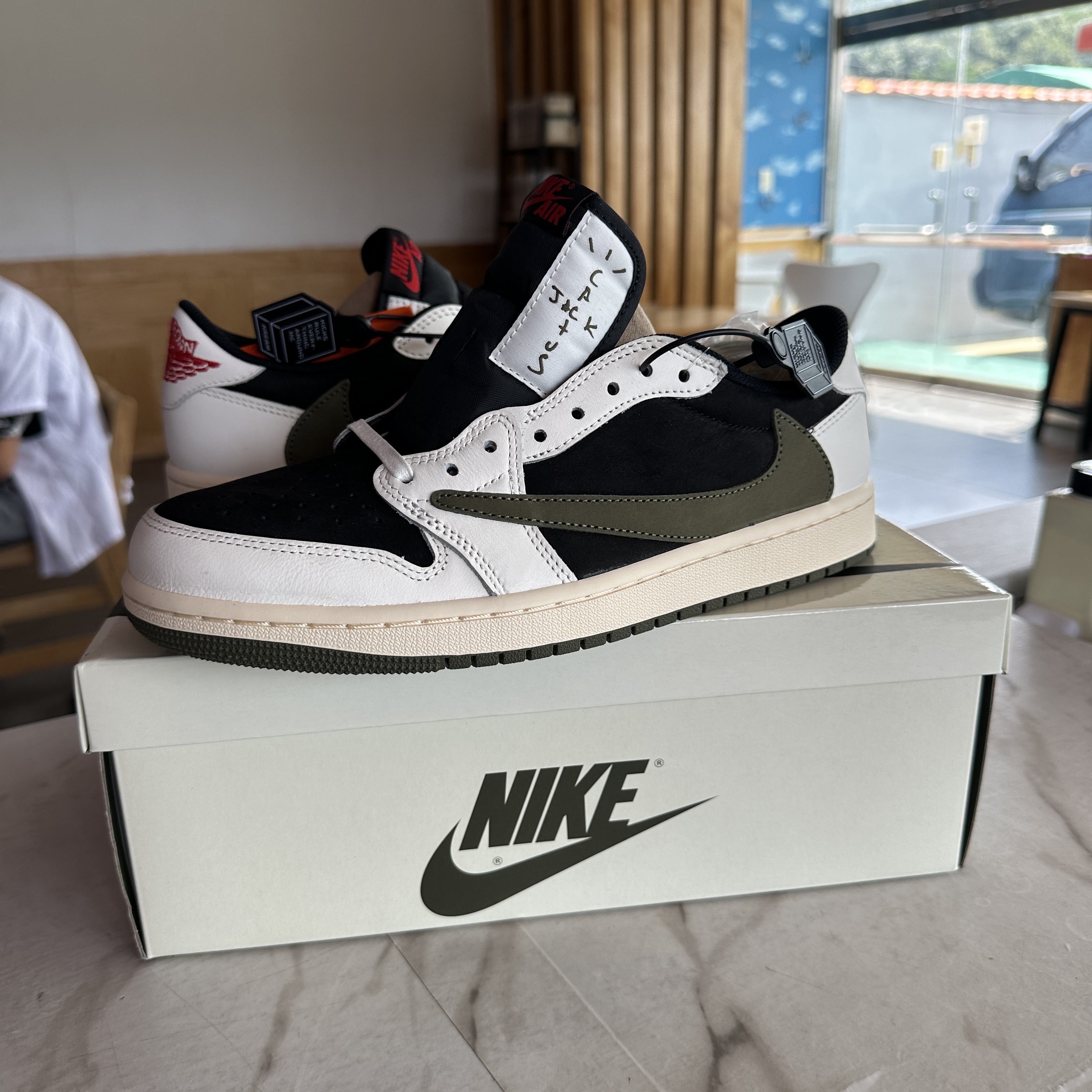 (W) Jordan 1 x Travis Scott Retro Low OG SP Medium Olive 착용 스타일 - 2