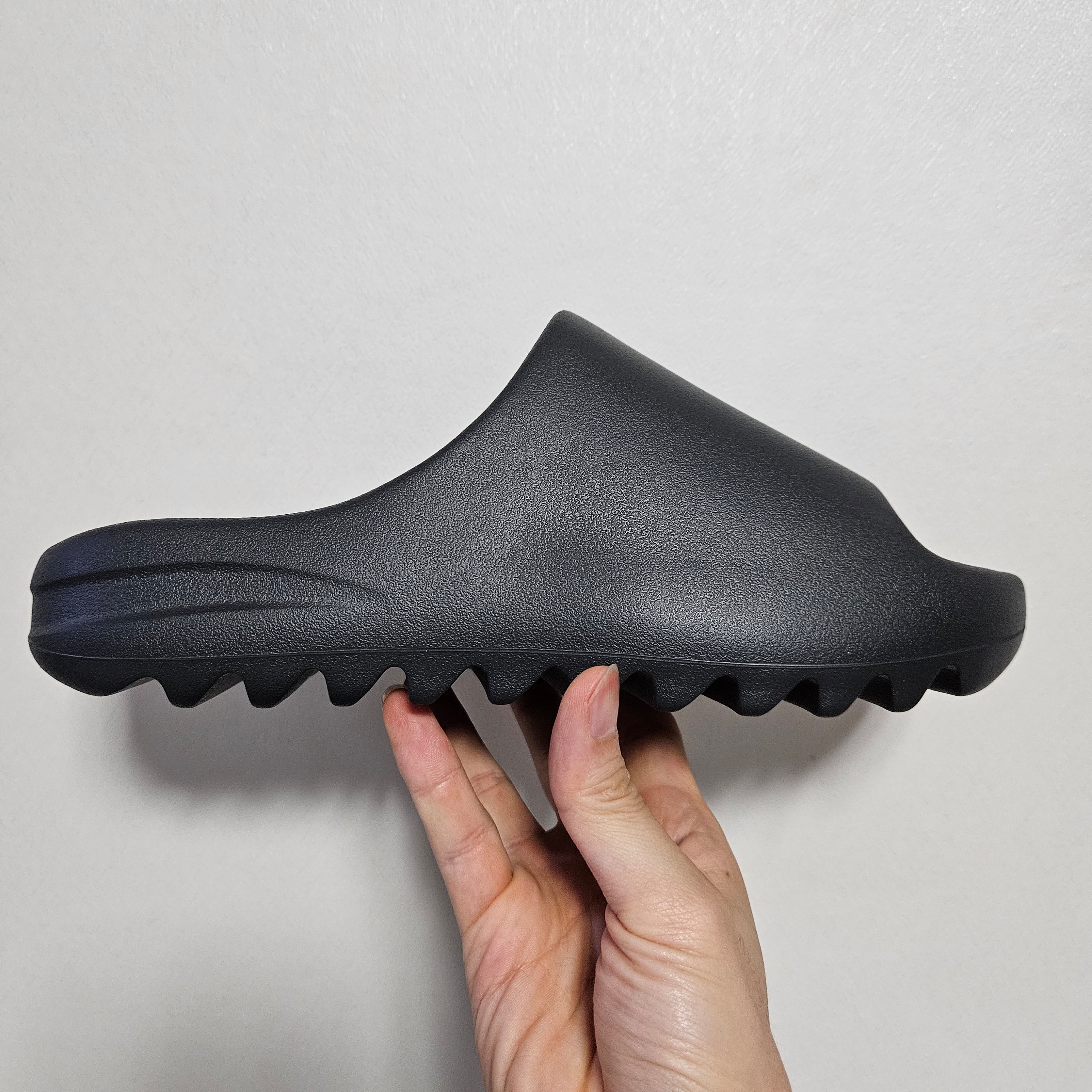 Adidas Yeezy Slide Onyx 착용 스타일 - 5