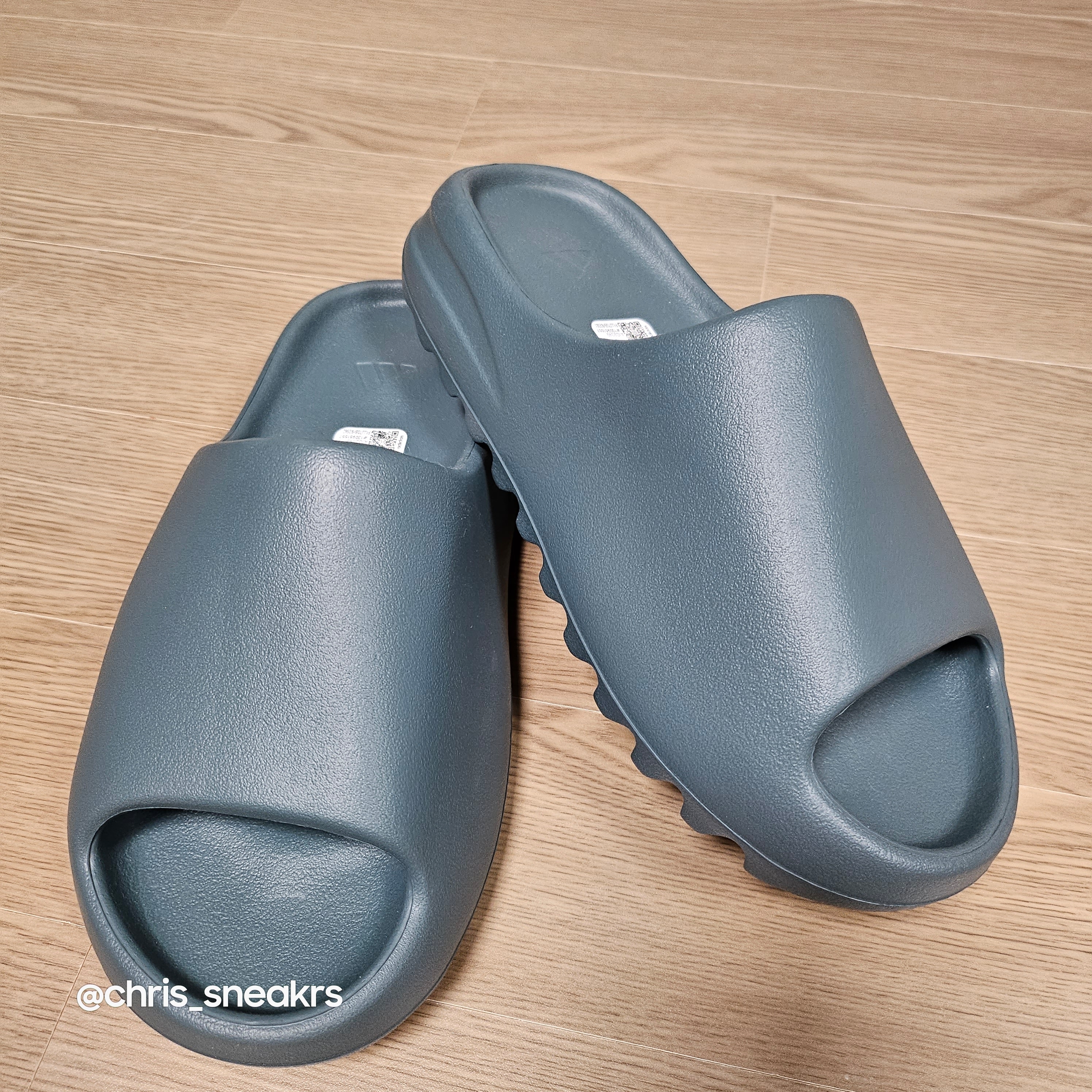 Adidas Yeezy Slide Slate Marine 착용 스타일 - 1