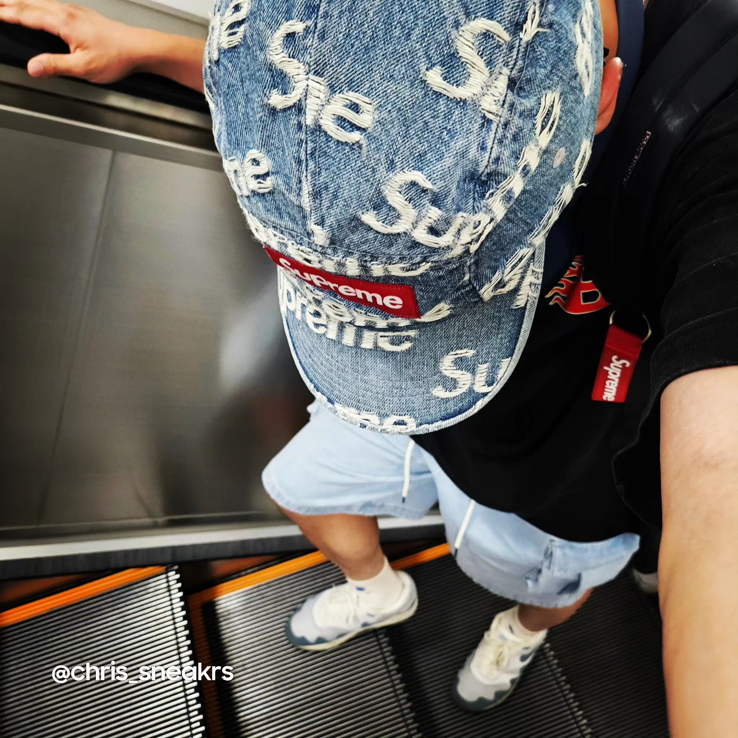 Supreme Frayed Logos Denim Camp Cap Blue - 21SS, Supreme Webbing Keychain Red - 23SS 착용 스타일