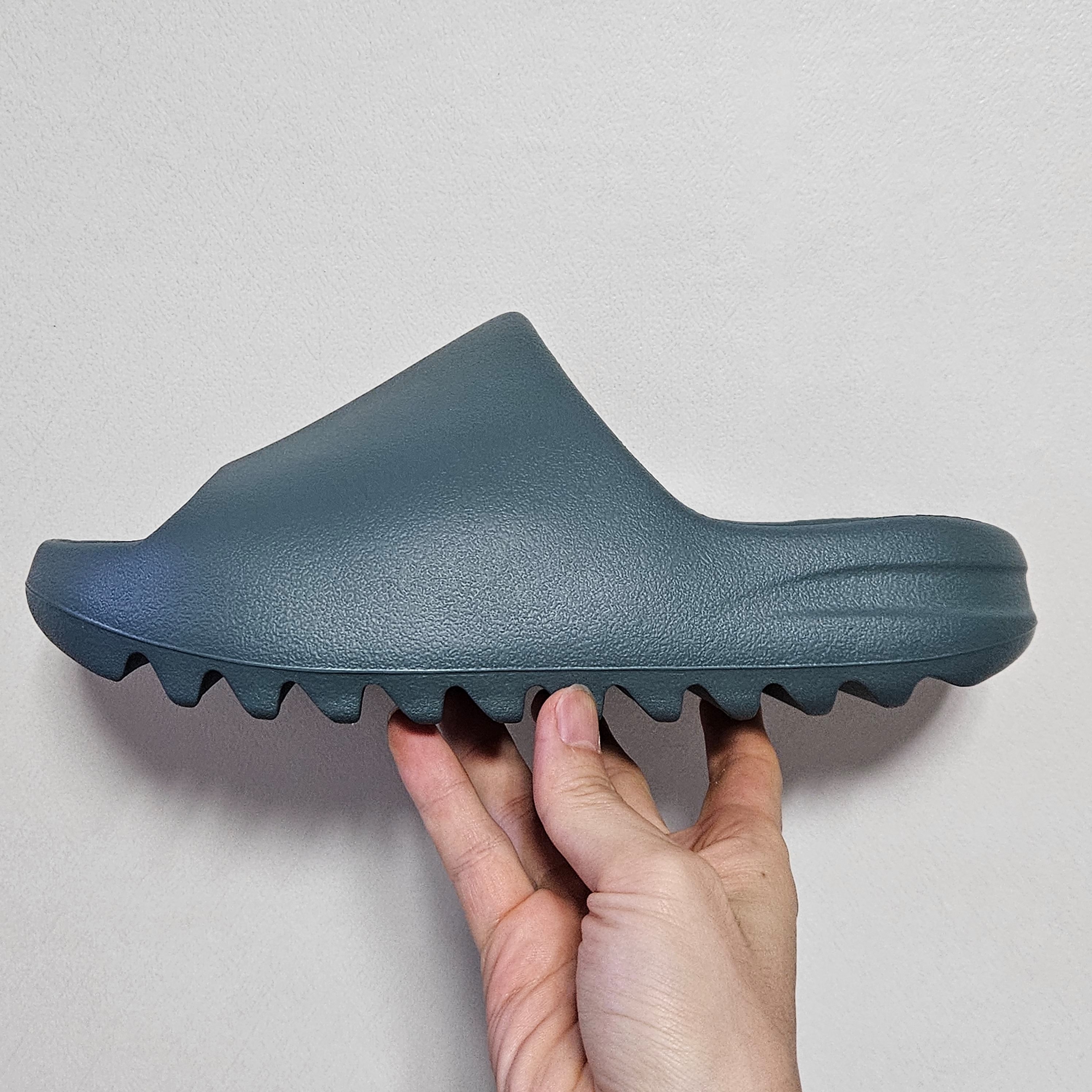 Adidas Yeezy Slide Slate Marine 착용 스타일 - 3