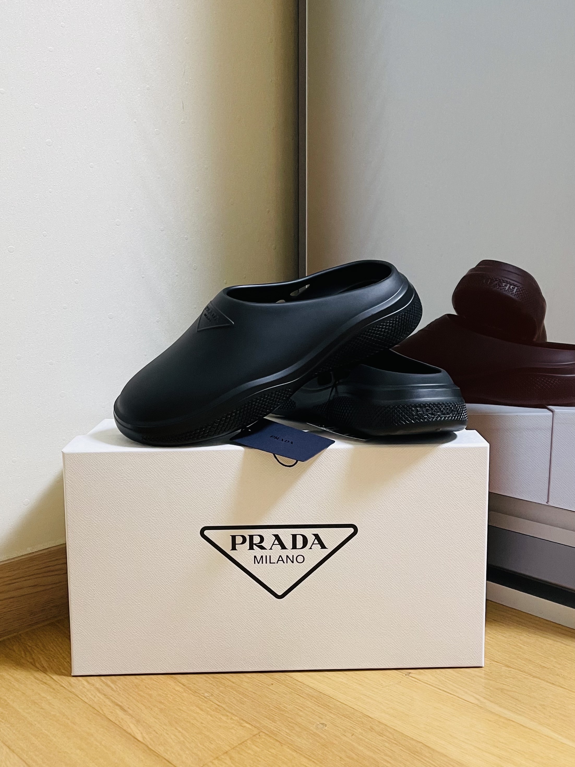 Prada Mellow Rubber Mules Black 착용 스타일