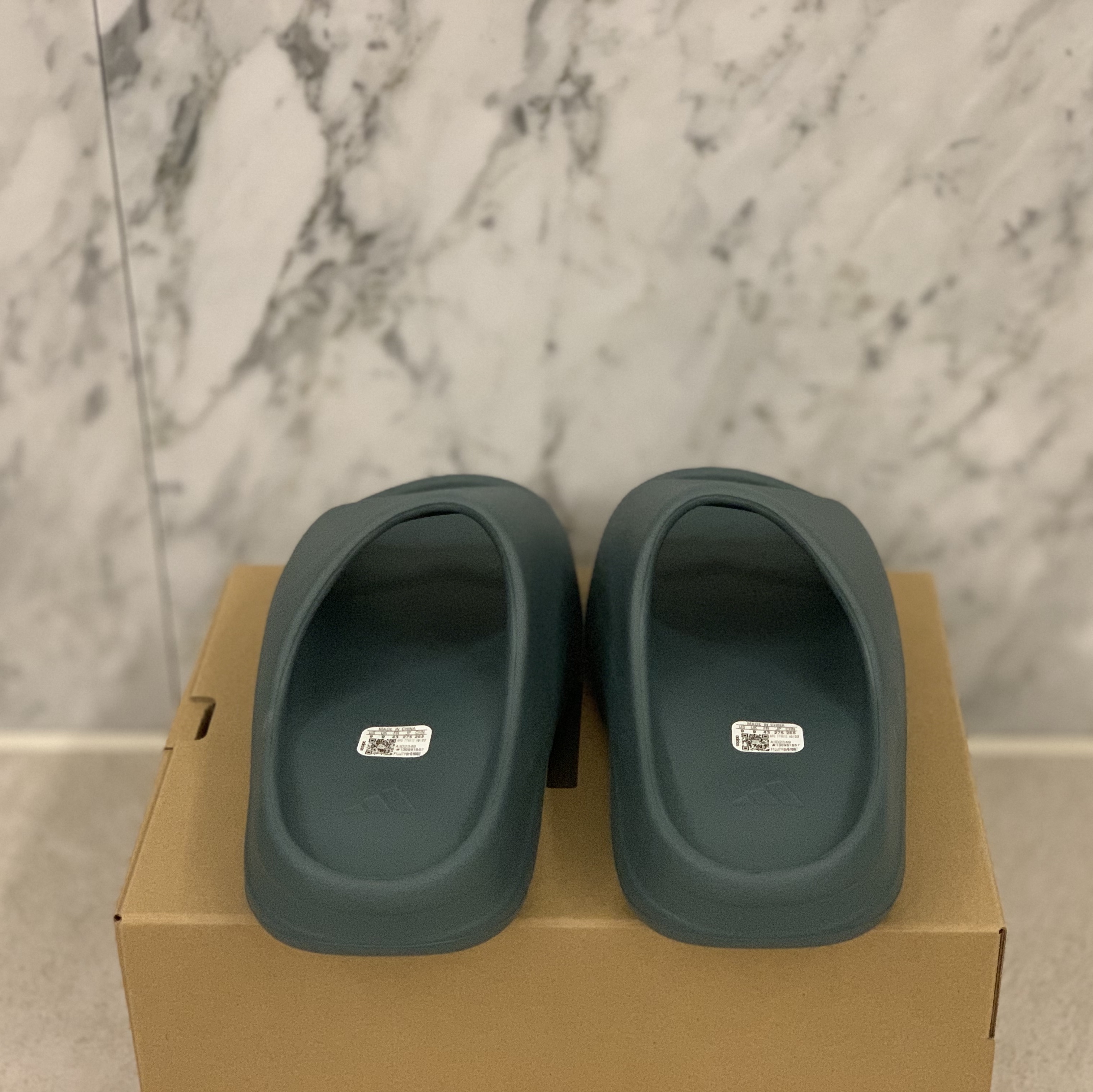 Adidas Yeezy Slide Slate Marine 착용 스타일 - 4