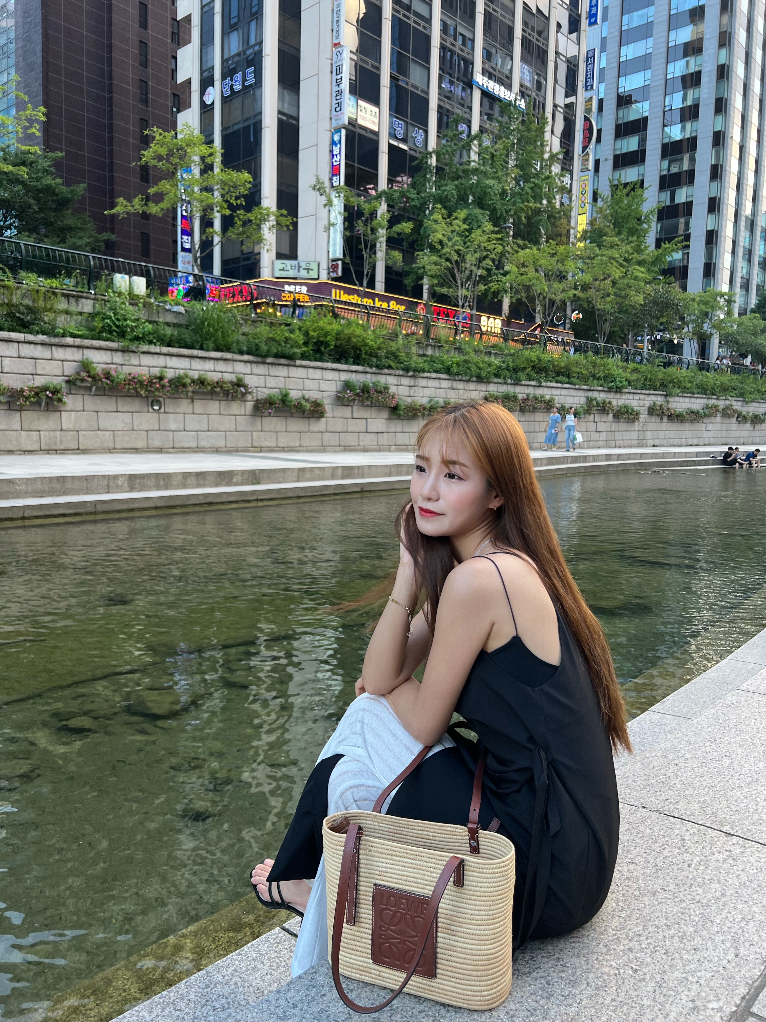 Loewe Small Square Basket Bag in Raffia and Calfskin Natural Pecan, (W) Louis Vuitton LV Iconic Bracelet Gold 착용 스타일 - 1