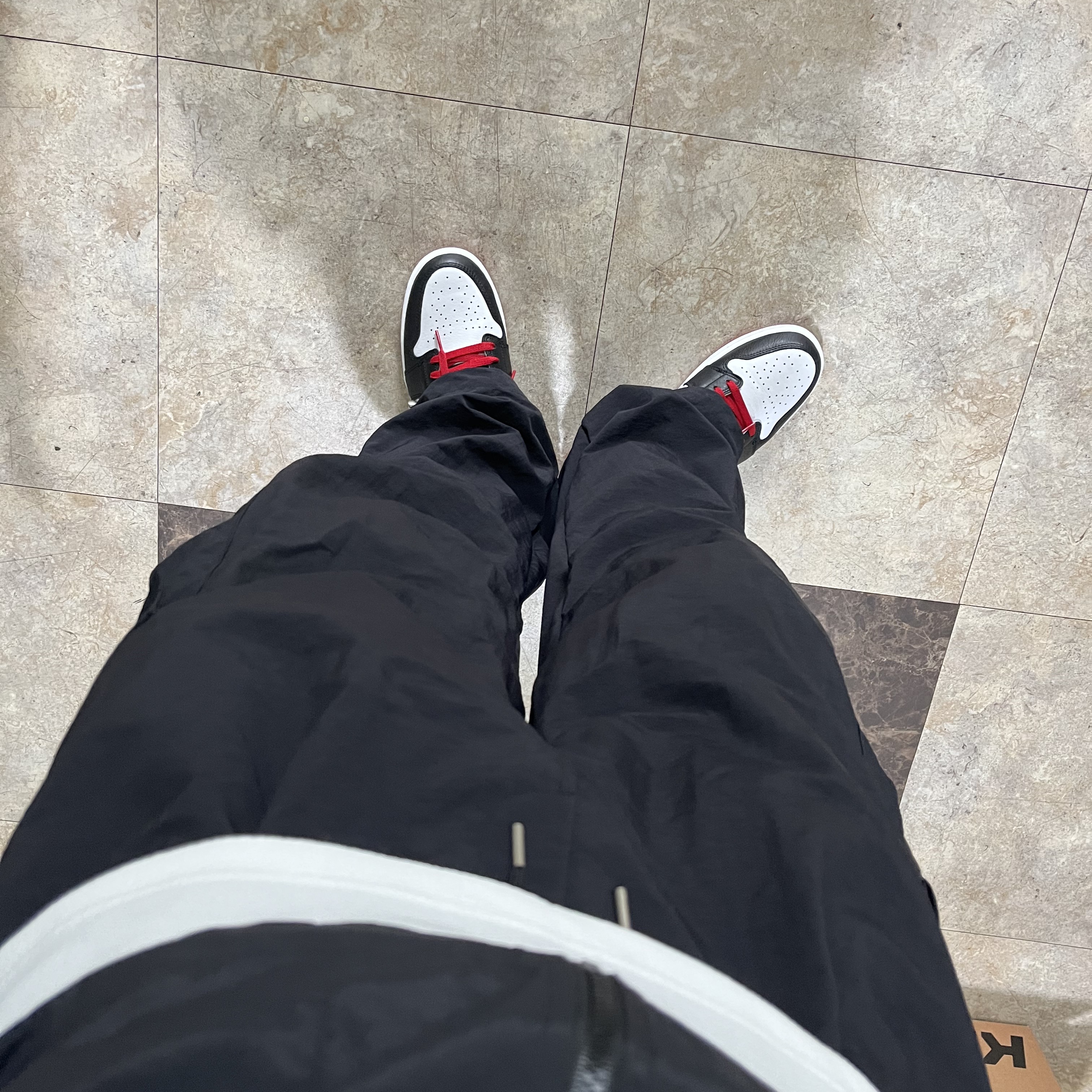 Jordan 1 Retro Low OG Black Toe 착용 스타일 - 2