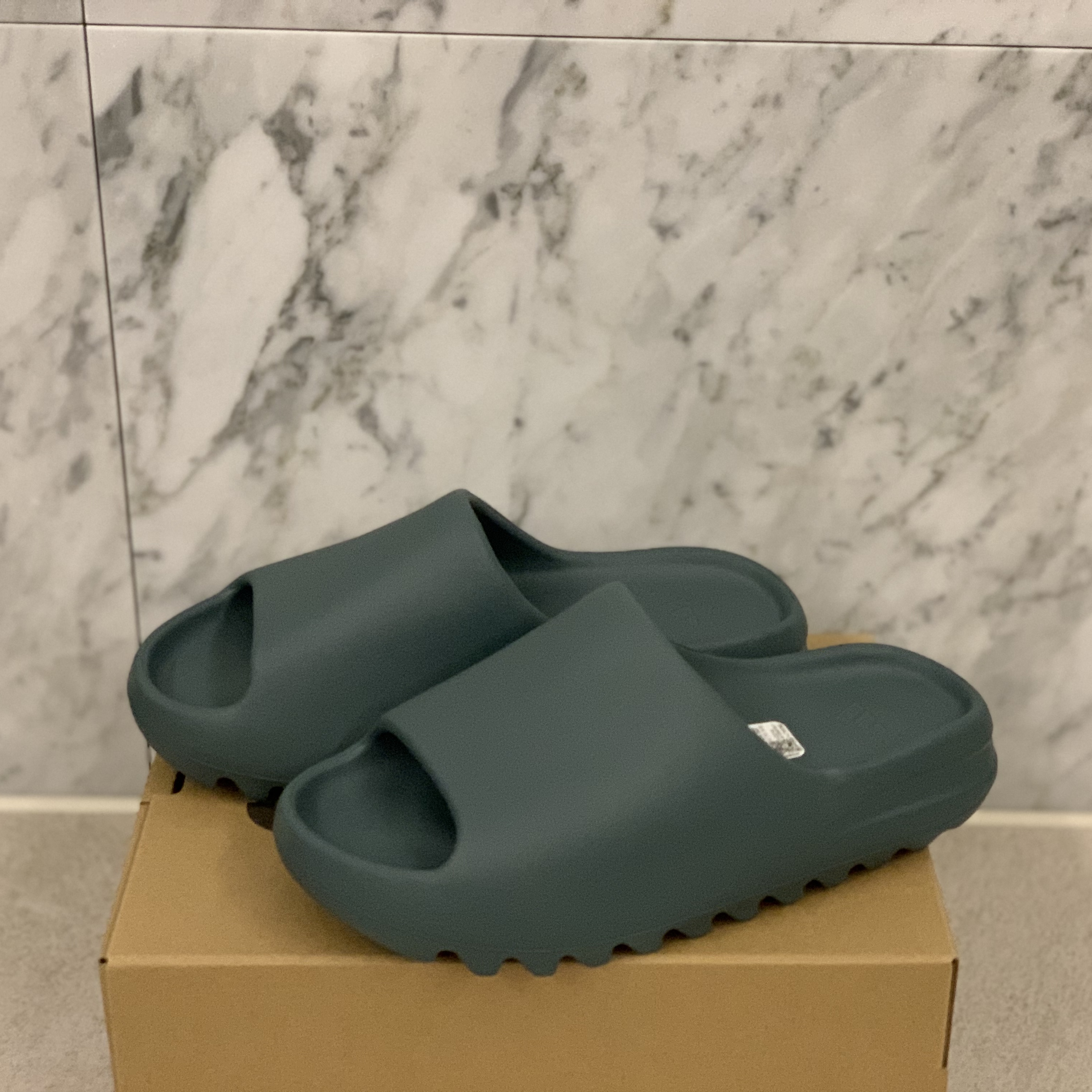 Adidas Yeezy Slide Slate Marine 착용 스타일 - 3