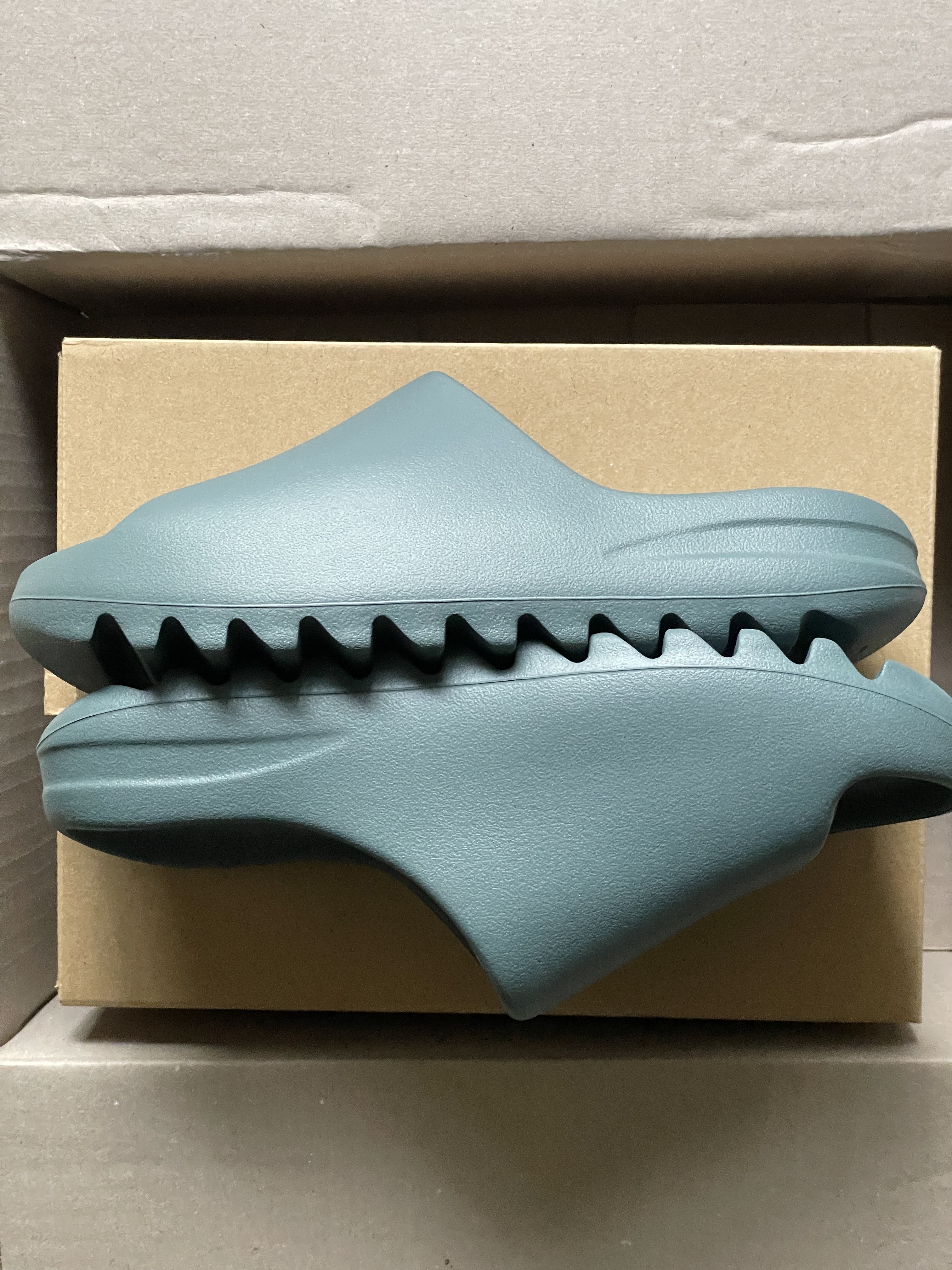 Adidas Yeezy Slide Slate Marine 착용 스타일 - 2