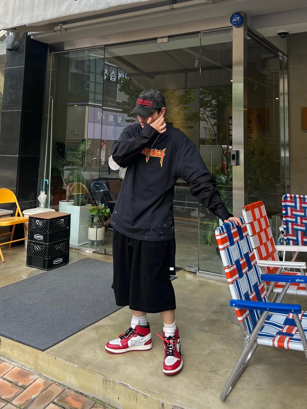 Balenciaga Logo Print Long Sleeve T-Shirt Black Faded, Jordan 1 x Off-White Retro High Chicago The Ten 착용 스타일 - 1