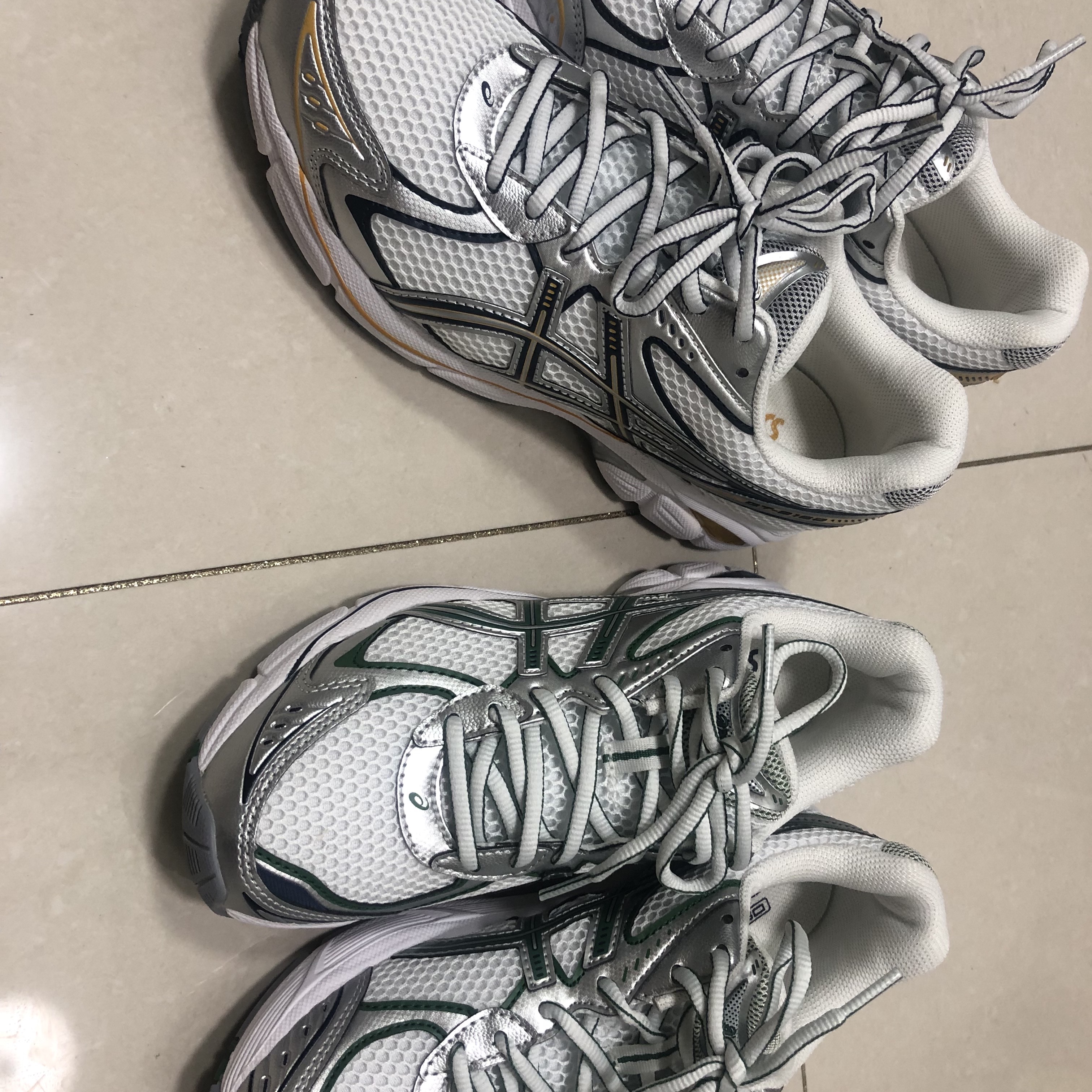 Asics GT-2160 White Shamrock Green 착용 스타일